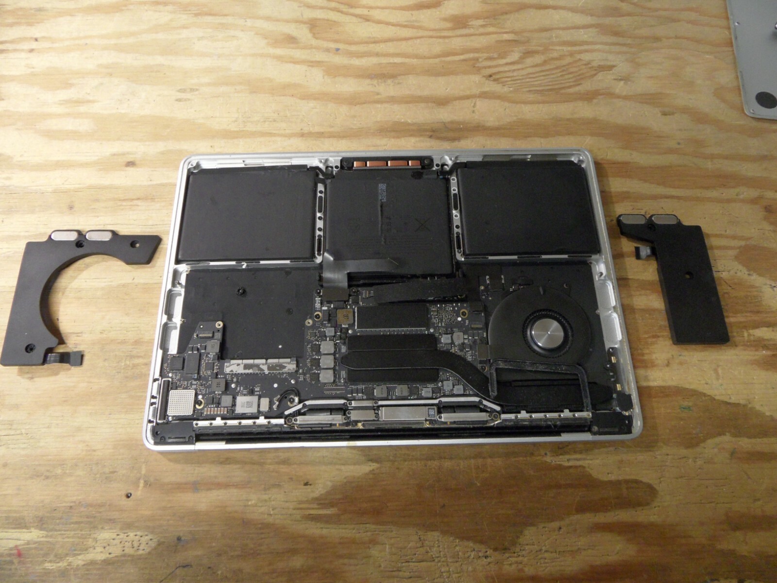 Mid 2017 13″ Retina 4 Parts Extensive Damage See Pics Turned On Lit Screen A1708