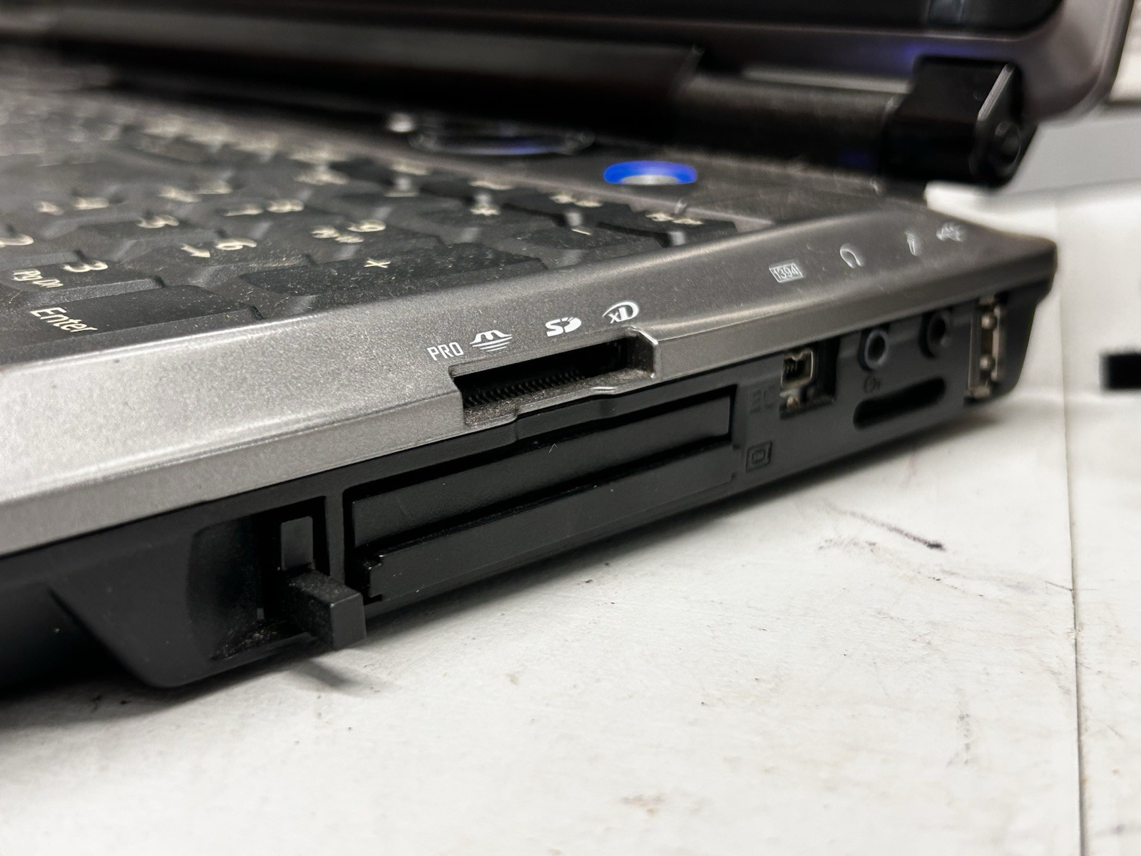 Fujitsu Lifebook N6410 17″ Centrino T2400 + 4GB Ram
