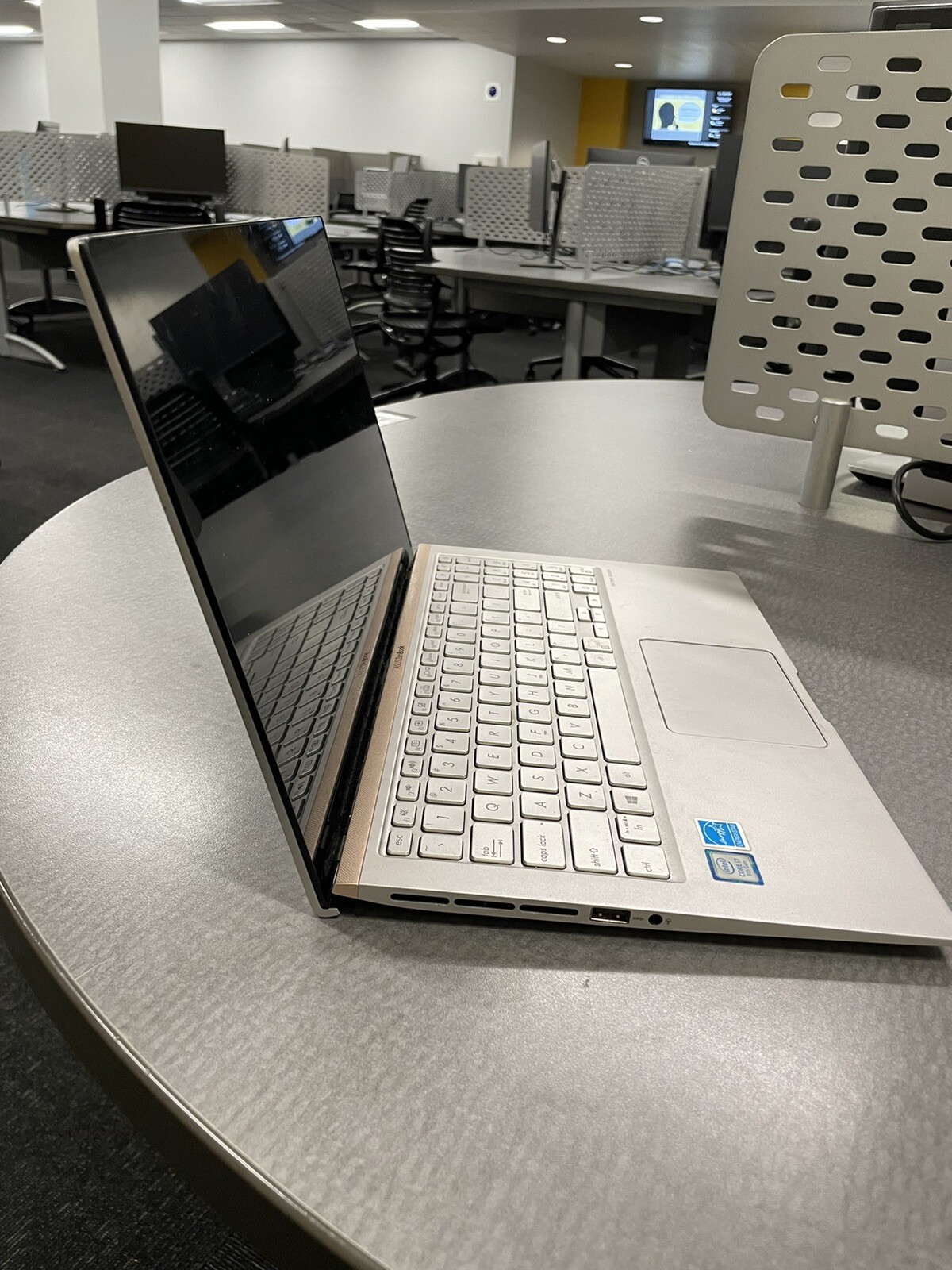asus laptop Zenbook 15 UX533 Notebook. Silver. intel Core i7-8565 CPU @ 1.80GHz.