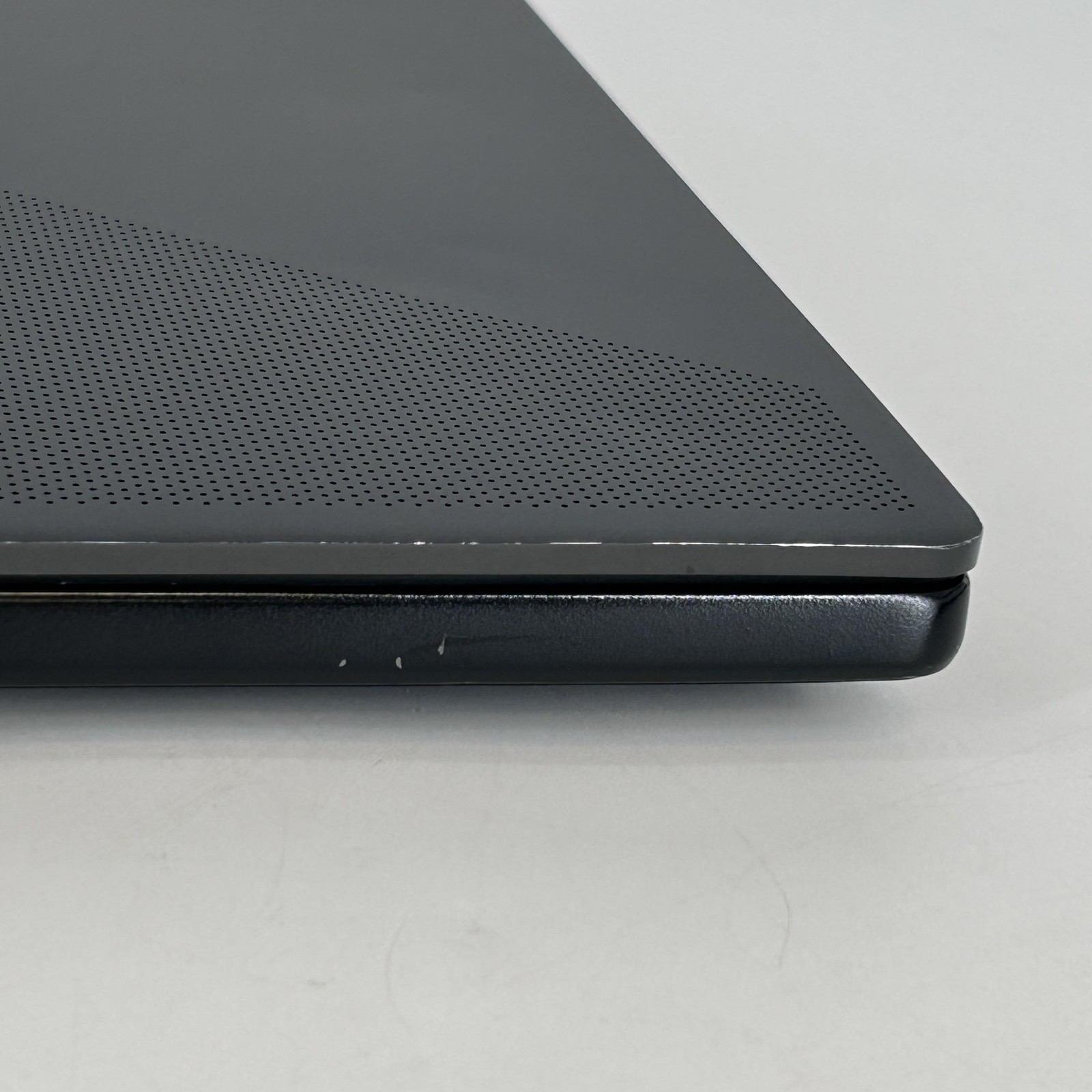 Asus ROG Zephyrus M16 GU604 16 240Hz QHD+ 2.6GHz i9-13900H 16GB 1TB SSD RTX 4070