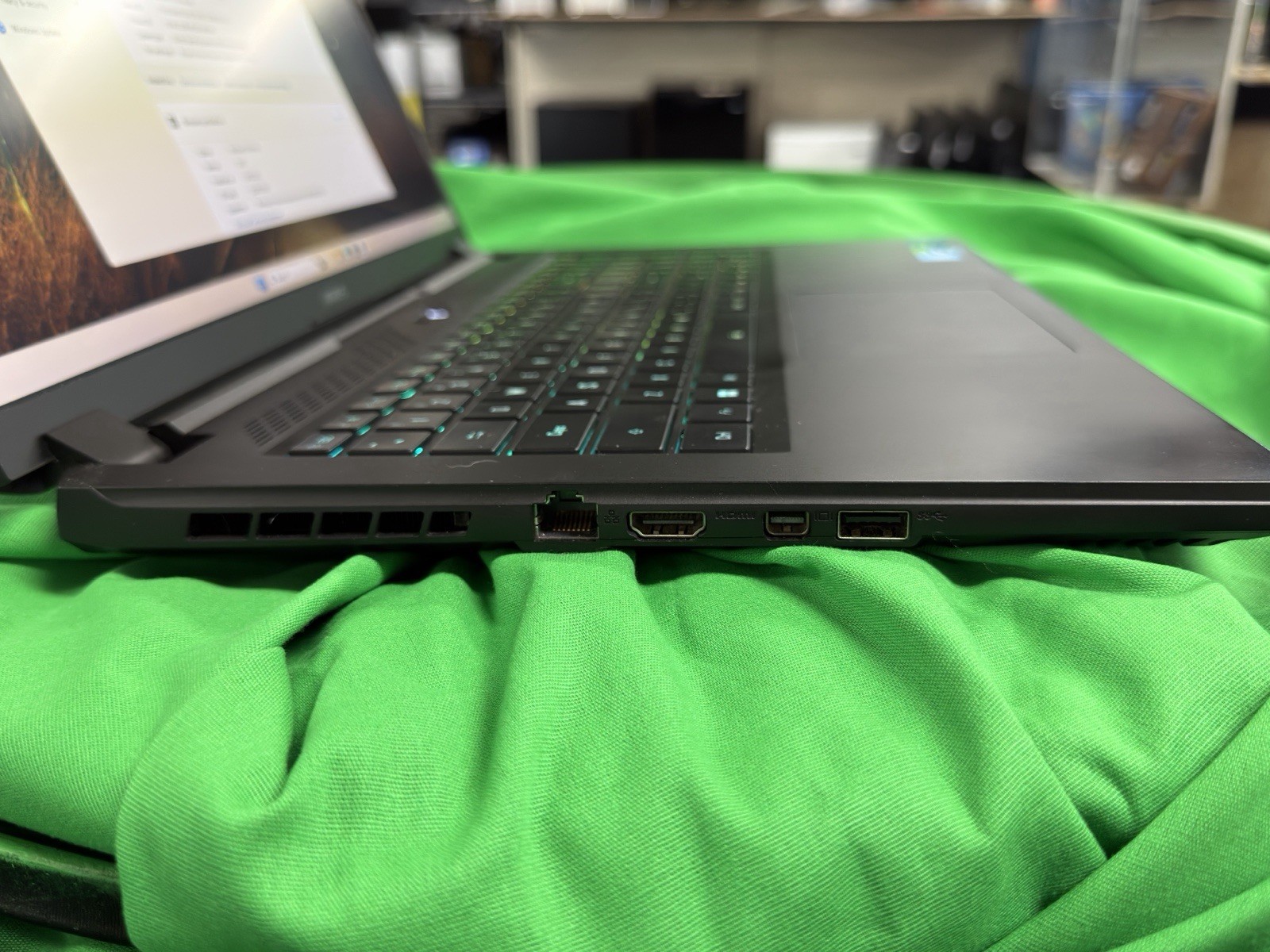 GIGABYTE AORUS 7 9KF-E3US513SH 17.3″ FHD RTX 4060 Laptop i5 16GB Win 11