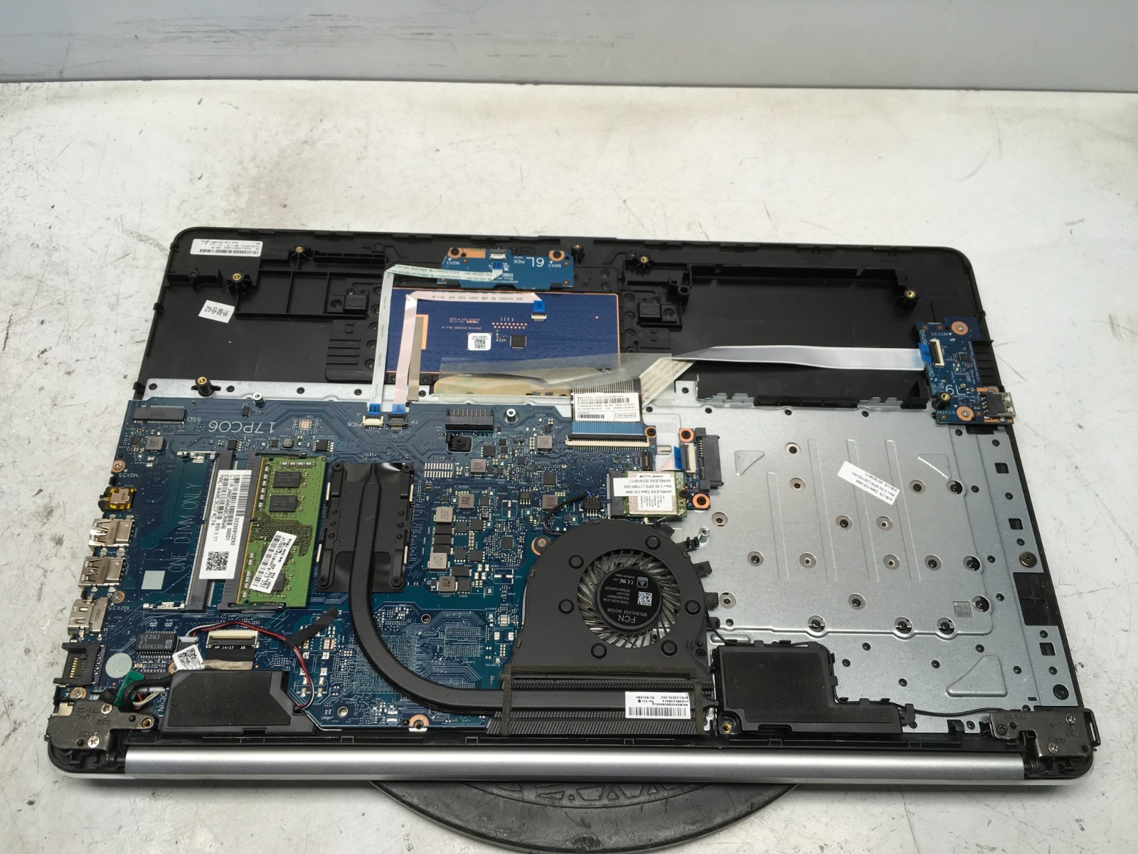 HP 17-CA1 AMD Ryzen 3 3200U 2600MHz 8 GB NO HDD
