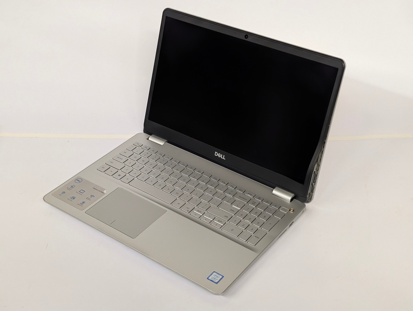 Dell Inspiron 5584 15.6″ i7-8565U 16GB 256GB + 500GB SSD Windows 11 Pro; cracks