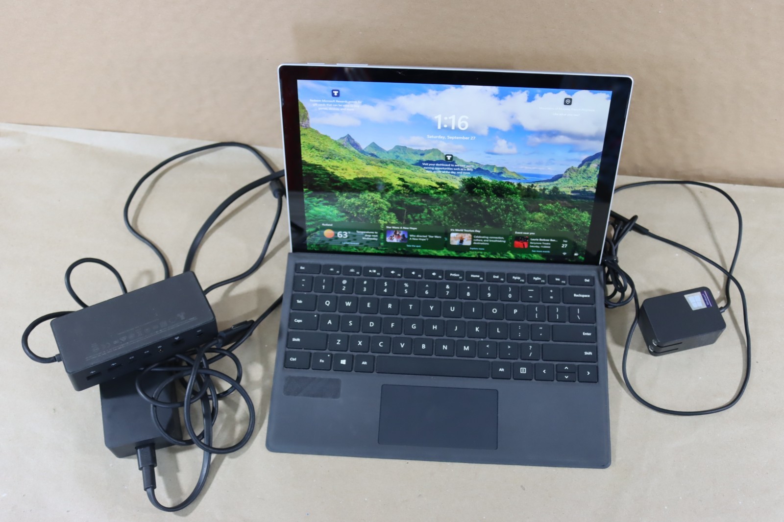 Microsoft Surface Pro 5 i5-7300U 8GB RAM 256GB Wi-Fi + LTE