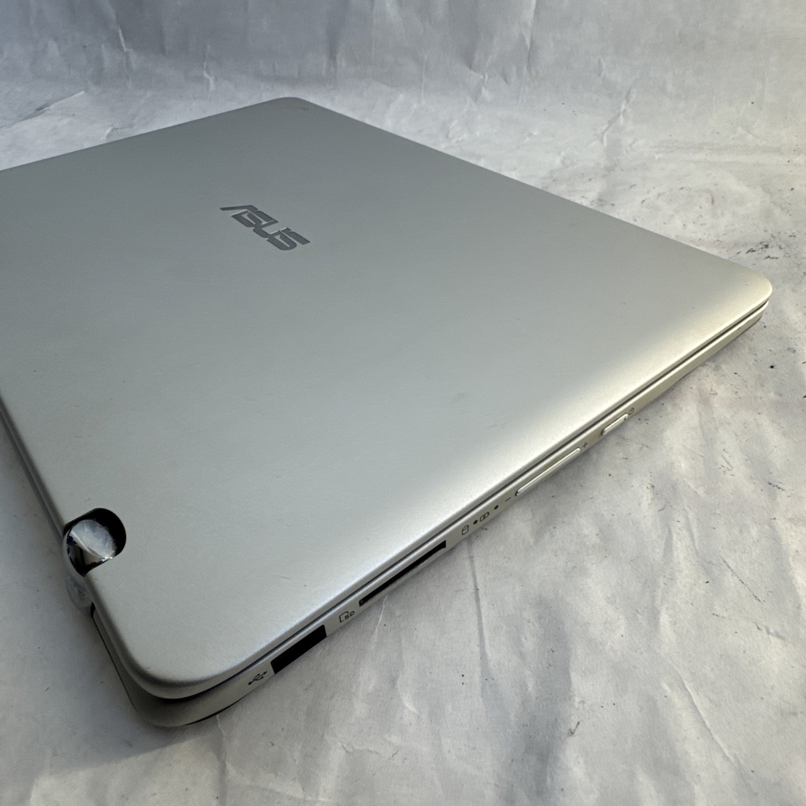 ASUS Q304U 13.3″ 2-in-1 Intel Core i5-7200U @2.50GHz 8GB Ram 1TB HDD / Win10E