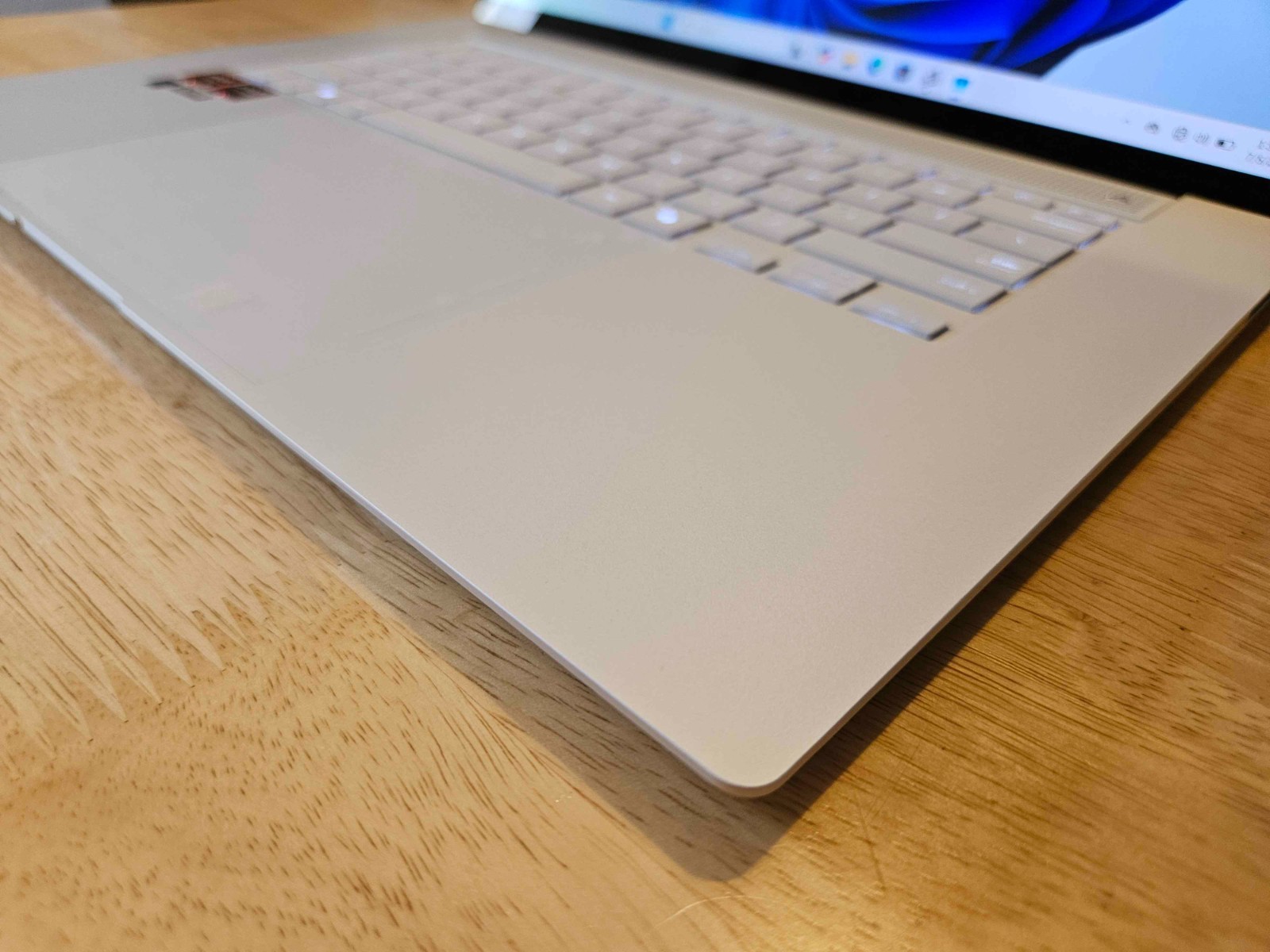 ASUS Zenbook S 16 16” 3K OLED Touchscreen 120Hz AMD Ryzen AI 9 365 24GB 1TB SSD