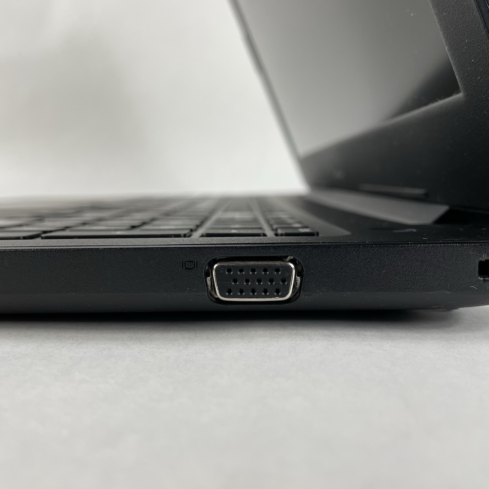 Dell Latitude 3590 15.6″ i5-8250U 1.60 GHz 8 GB RAM No SSD No OS – Bad Corner