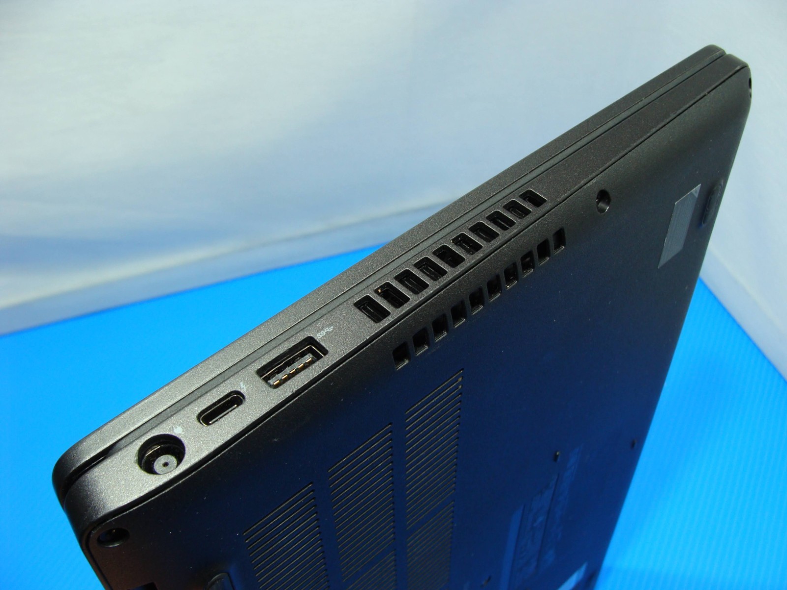 Dell Latitude 5400 14″ FHD Intel i7-8665U 1.9GHz 8GB 512GB Windows 11 Pro +PA