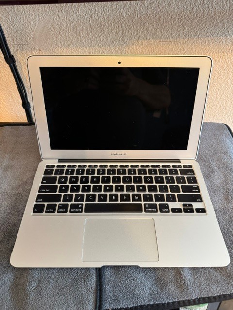 Apple MacBook Air 13″ Mid 2013 i5 1.3GHz 4GB RAM (Please read)