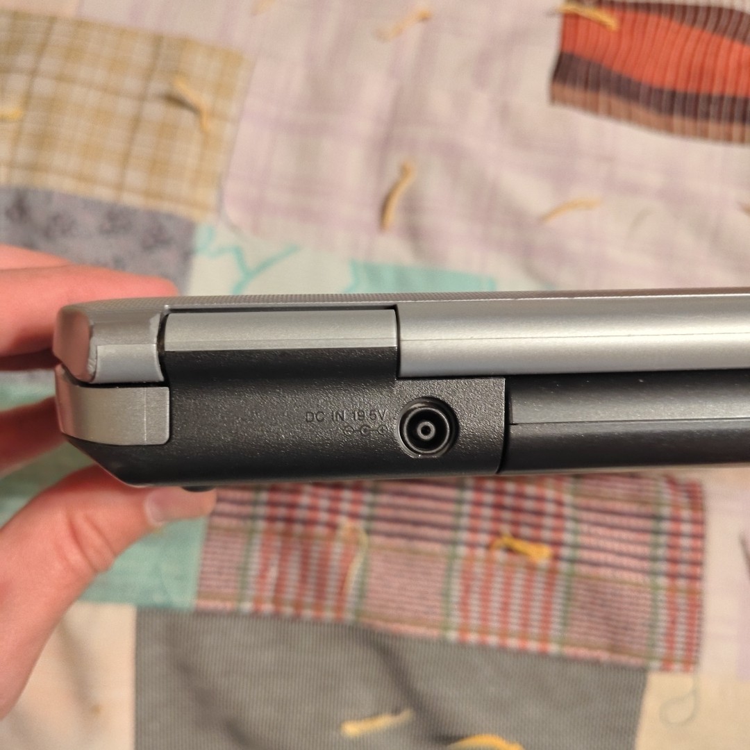 Sony VAIO Model PCG-7Z2L Silver 15.4″ Notebook Laptop – Powers On **READ DESC*