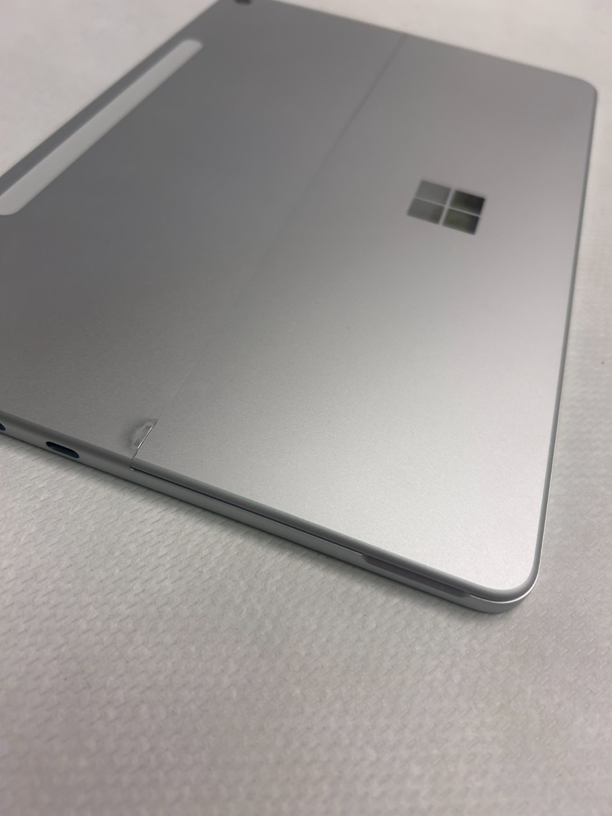 Microsoft Surface Pro 12″ 2025 – Snapdragon X Plus – Kickstand issue, No Acc