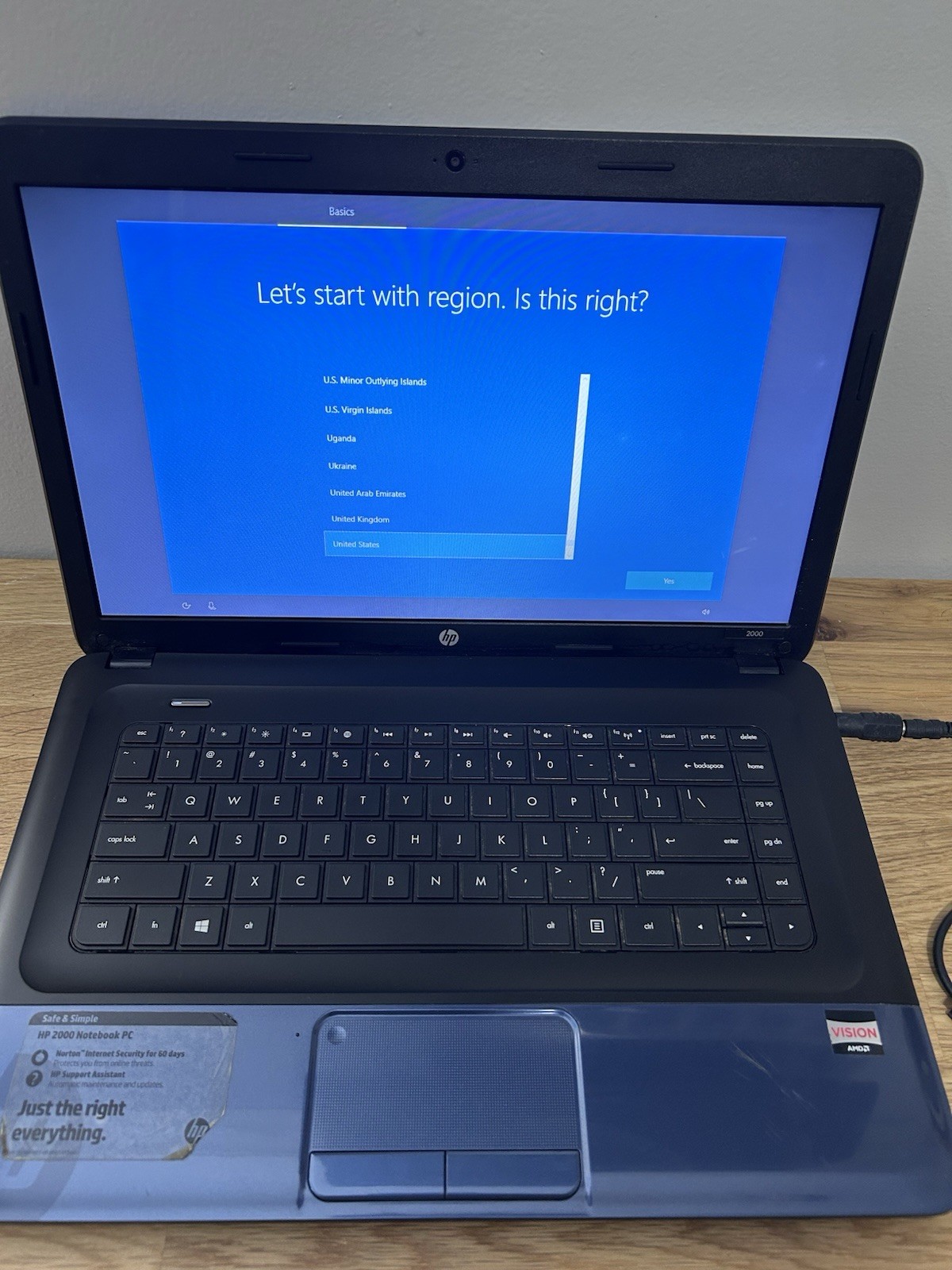 HP 2000 2B19WM NOTEBOOK AMD E 300 4GB RAM Windows 300GB HD