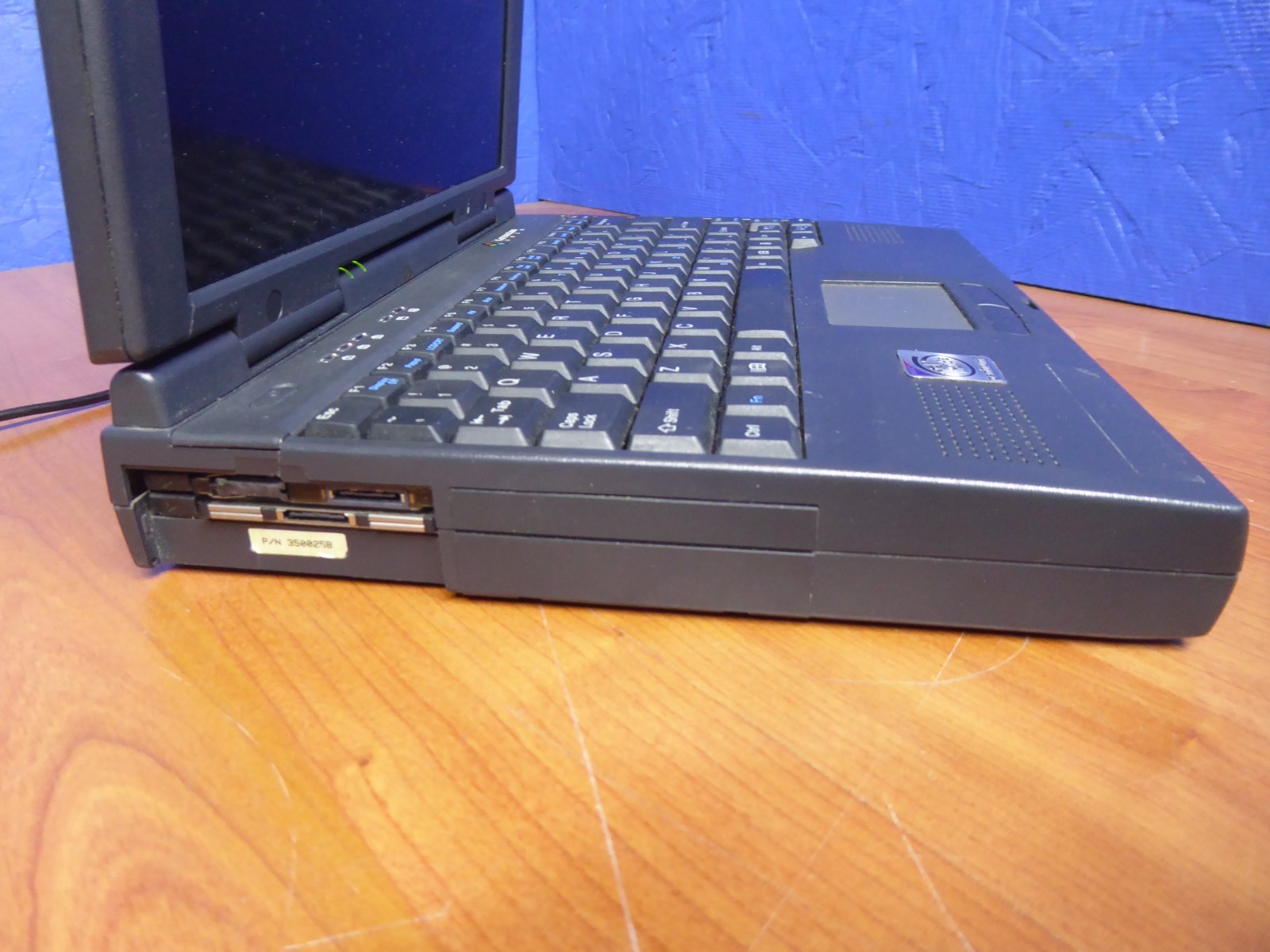 GATEWAY 2000 SOLO 2200 LAPTOP 12″ VINTAGE w/ P/A SOLD AS-IS TO POWER ON