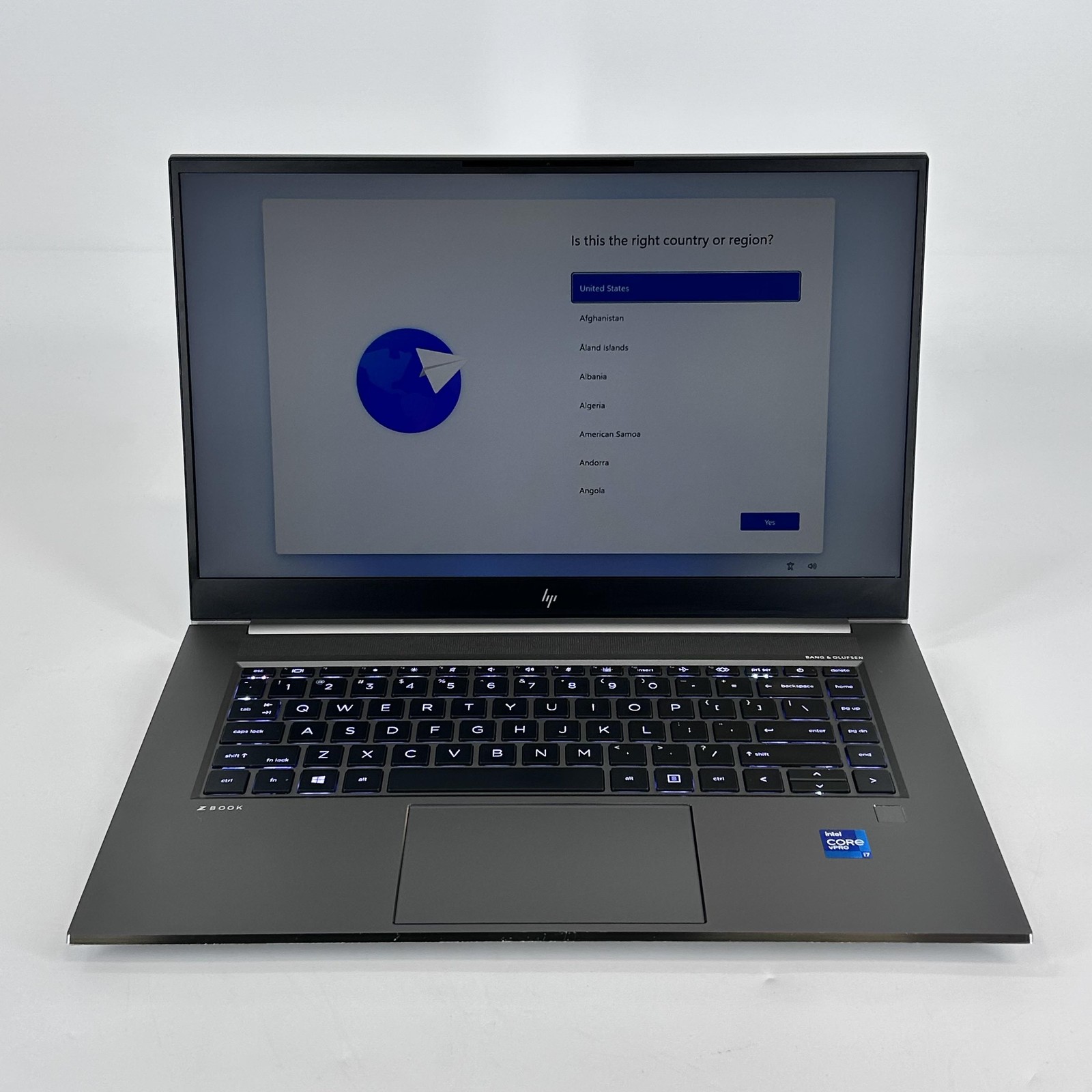 HP ZBook Studio 15 G8 FHD i7-11850H 2.50GHz 32GB 1TB SSD RTX A2000 White Spot