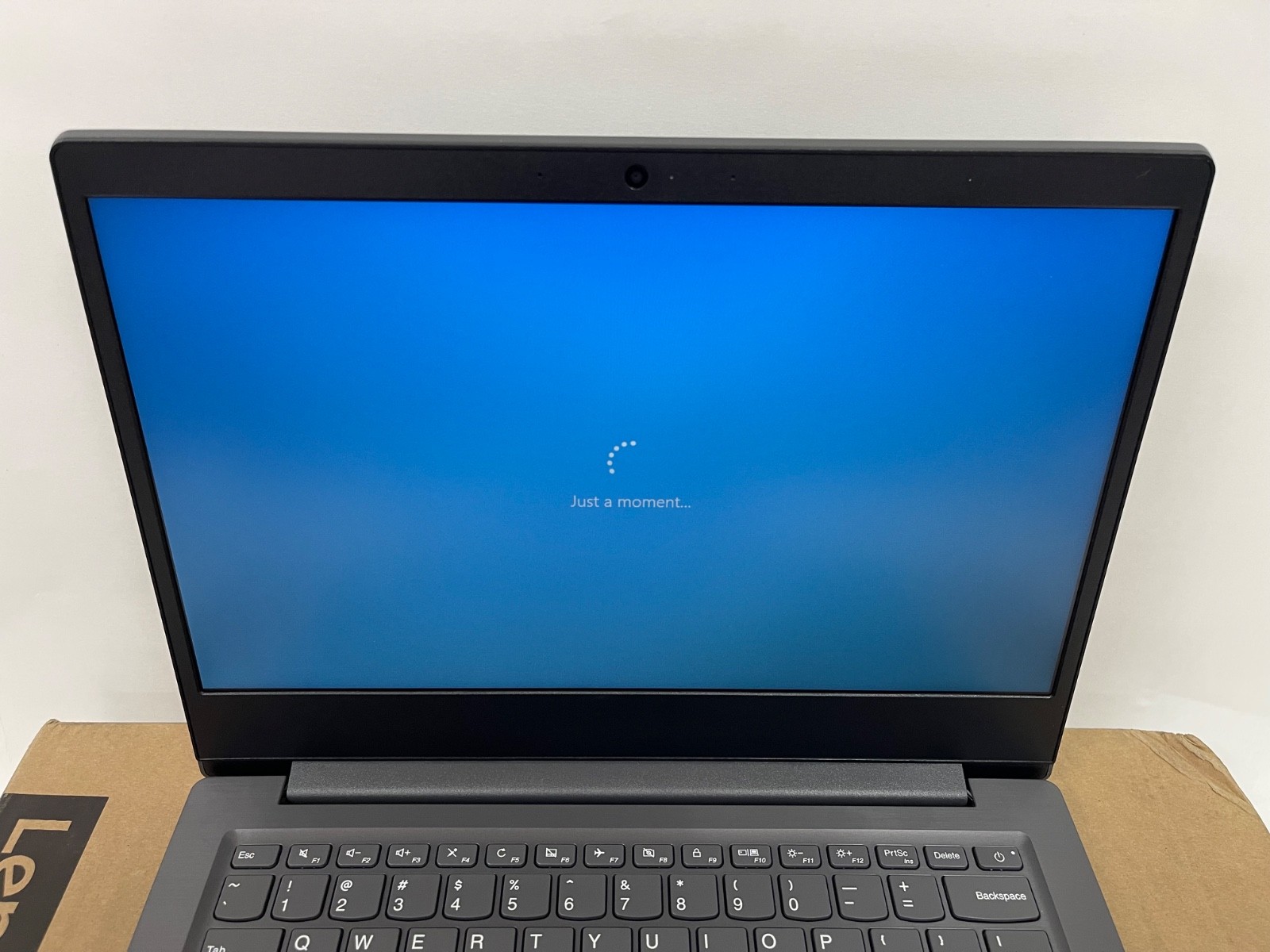 Lenovo V14-ARE 82DQ AMD Ryzen 5 4500U 2.3GHz 8GB 256GB SSD 14″ Windows 10 Pro