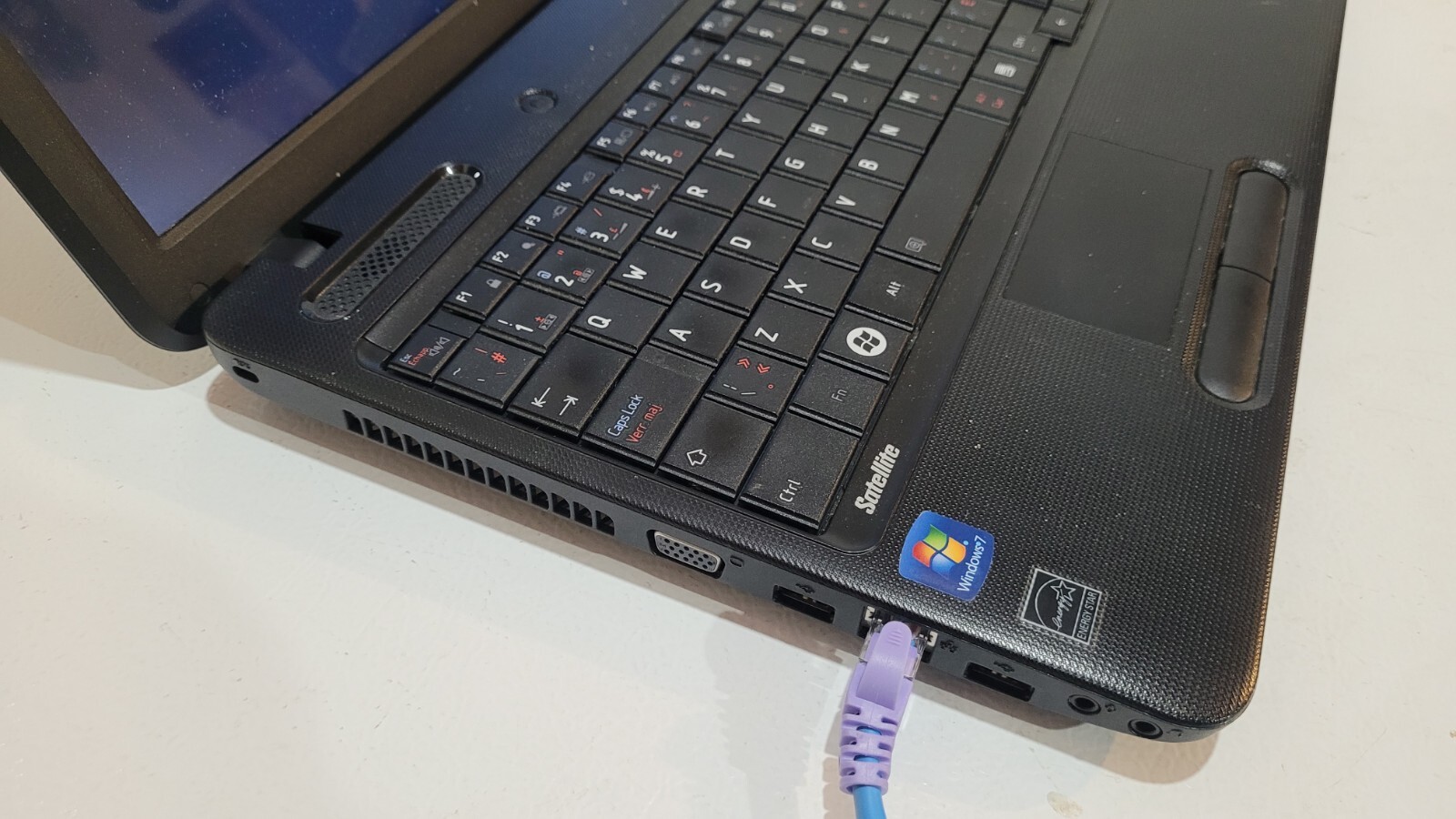 Toshiba Satellite C650D-005 | AMD E-240 1.5GHz| 4GB RAM | 15.6″ | NO HDD | NO AC