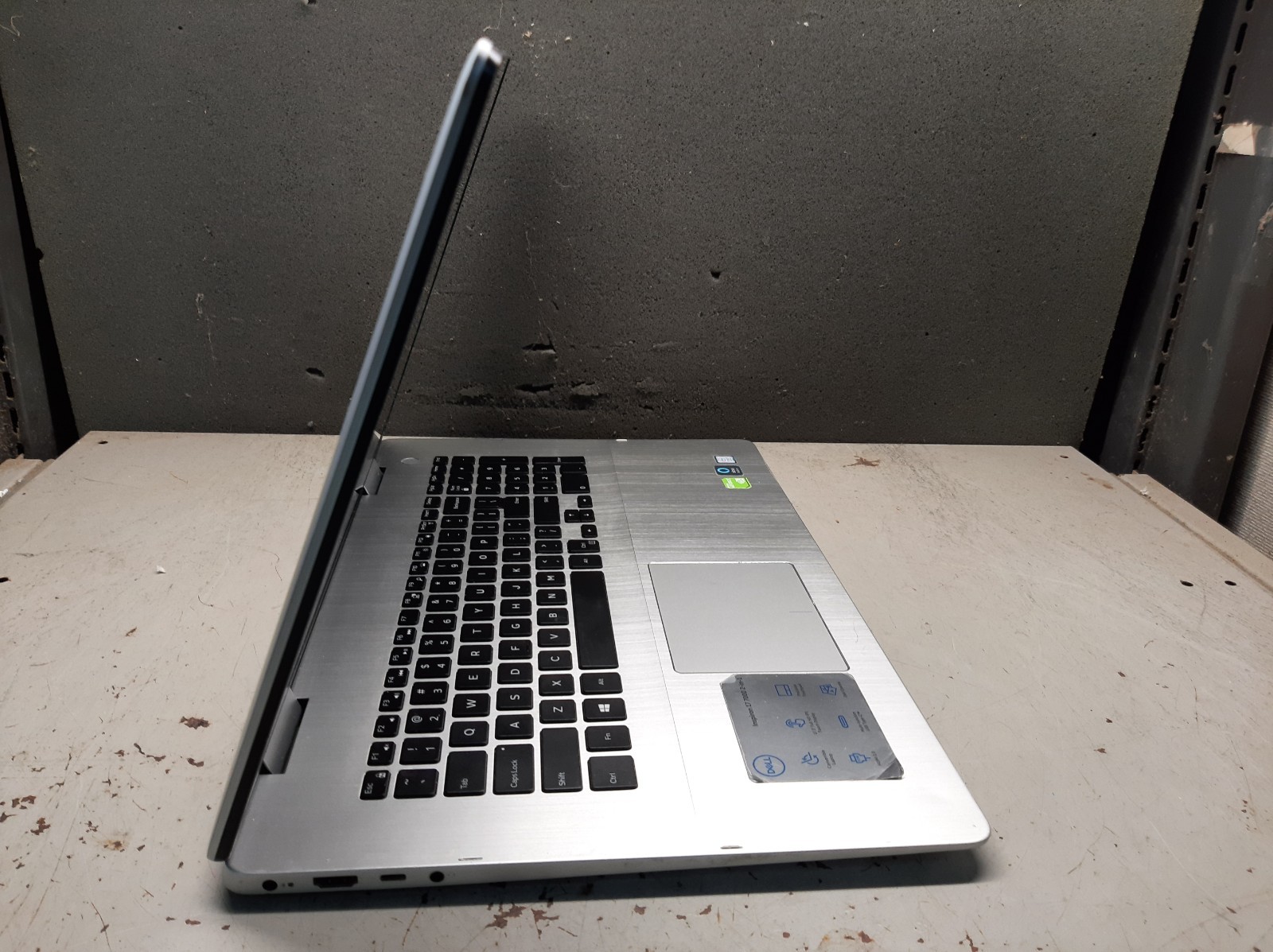 Dell Inspiron 7786 2n1 17.3 ” FHD i7-8565u 8GB RAM NVIDIA MX150 No SSD/OS Touch