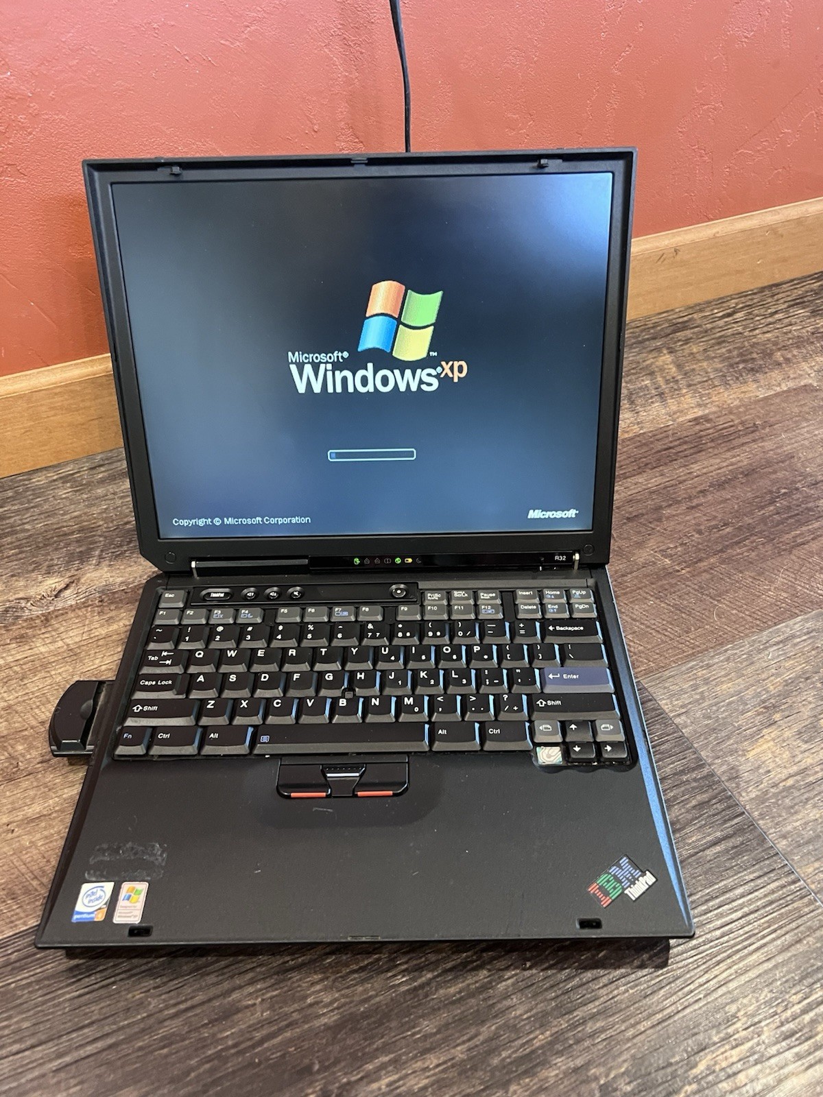 IBM ThinkPad R32 Type 2658 14″ Laptop – Works- 1.80GHz Pentium 4M, 512MB