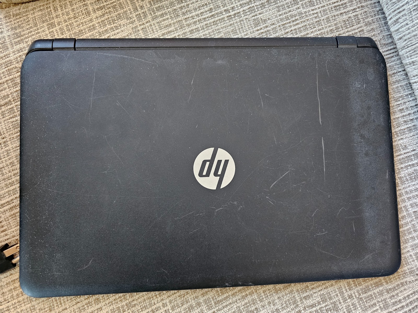 HP 15-f018dx 15.6″ Notebook W/ Charger Powers On, Broken Screen FOR PARTS/REPAIR
