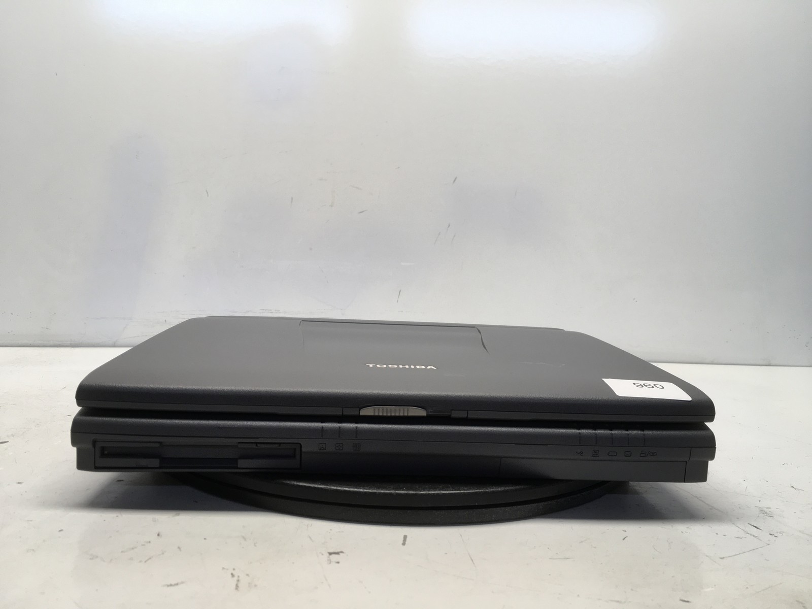 Toshiba Satellite 2065CDS/4.3 AMD K6-2 366 MHz 32 MB NO HDD No Batt