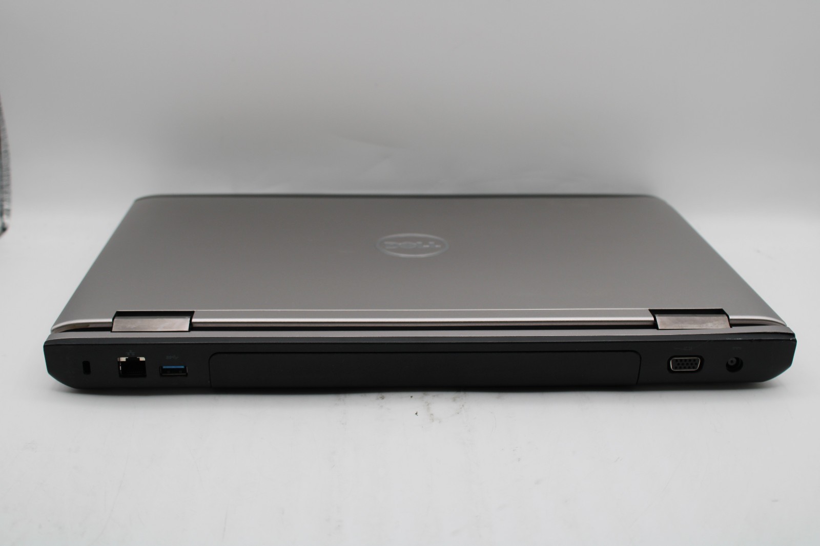 Dell Vostro 3555 _ AMD A8-3500M @ 1.5 _ 4GB RAM _ Radeon HD _ No SSD / OS