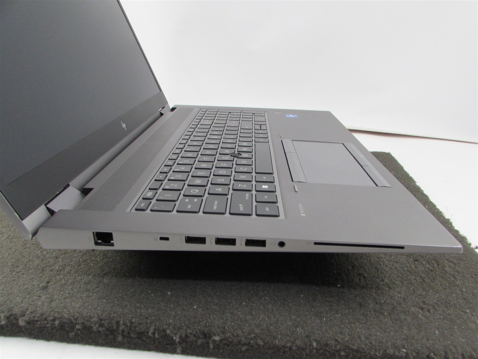 HP ZBOOK FURY 17 (G8) CORE I7-11850H 1TB SSD 32GB RAM RADEON PRO W6600M NO O.S