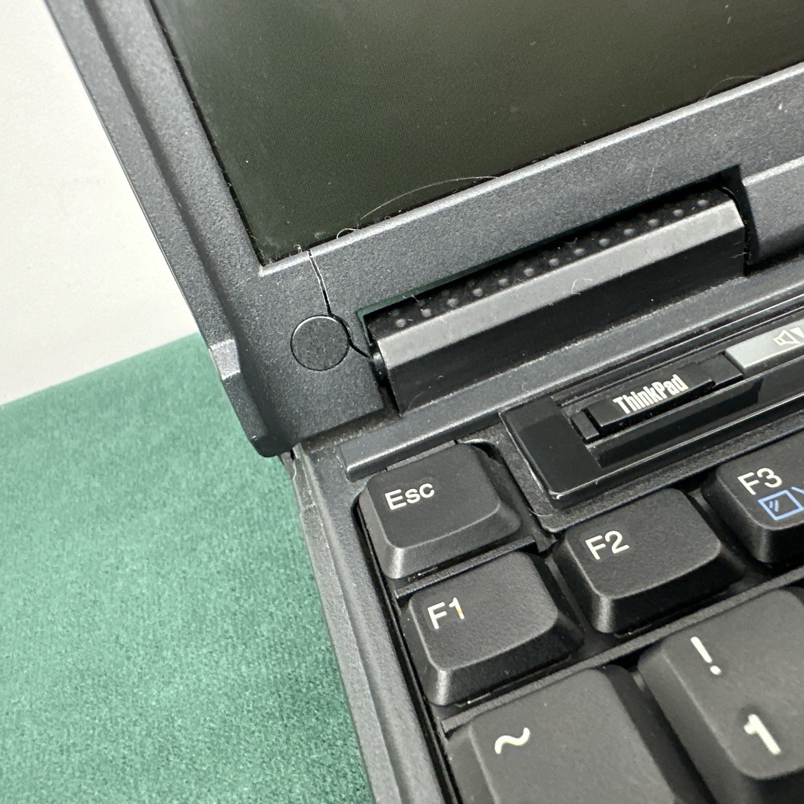 IBM ThinkPad T22 Laptop Type 2647 Vintage Windows 98/2000 Parts Repair As Is
