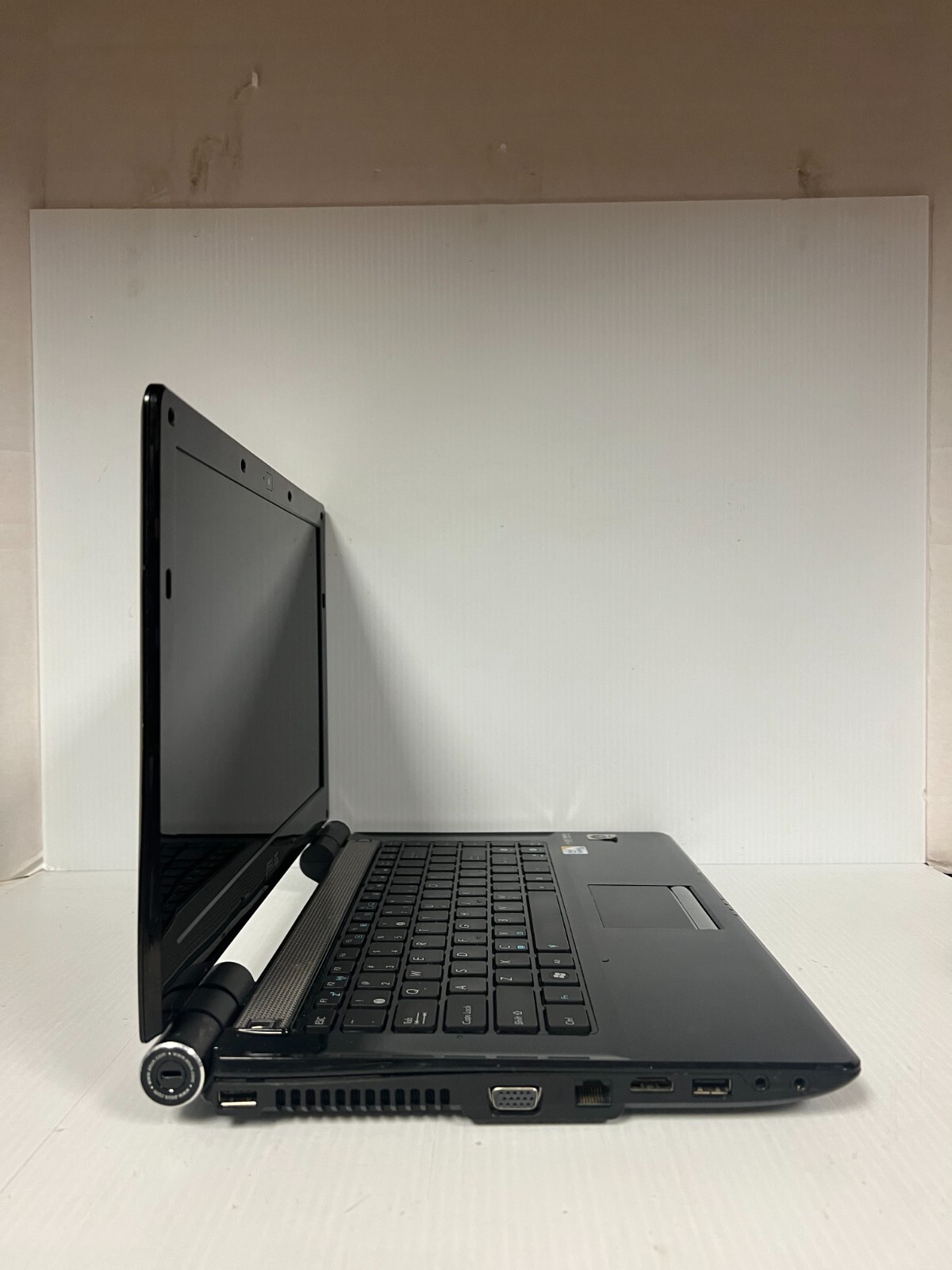 ASUS U81A 14″ Laptop, intel centrino, No RAM, No HDD