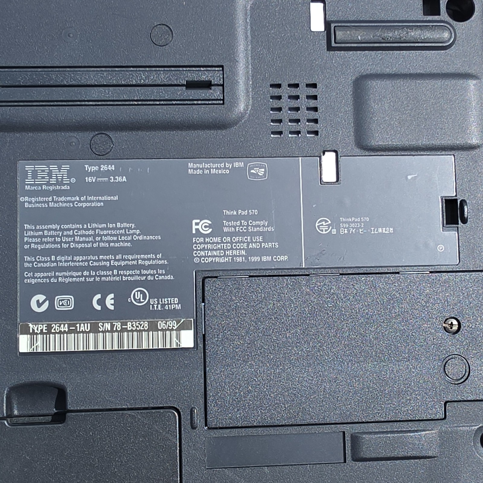 IBM ThinkPad 570 10.4″ Laptop Pentium II 333MHz 64MB Win98 missing keycaps