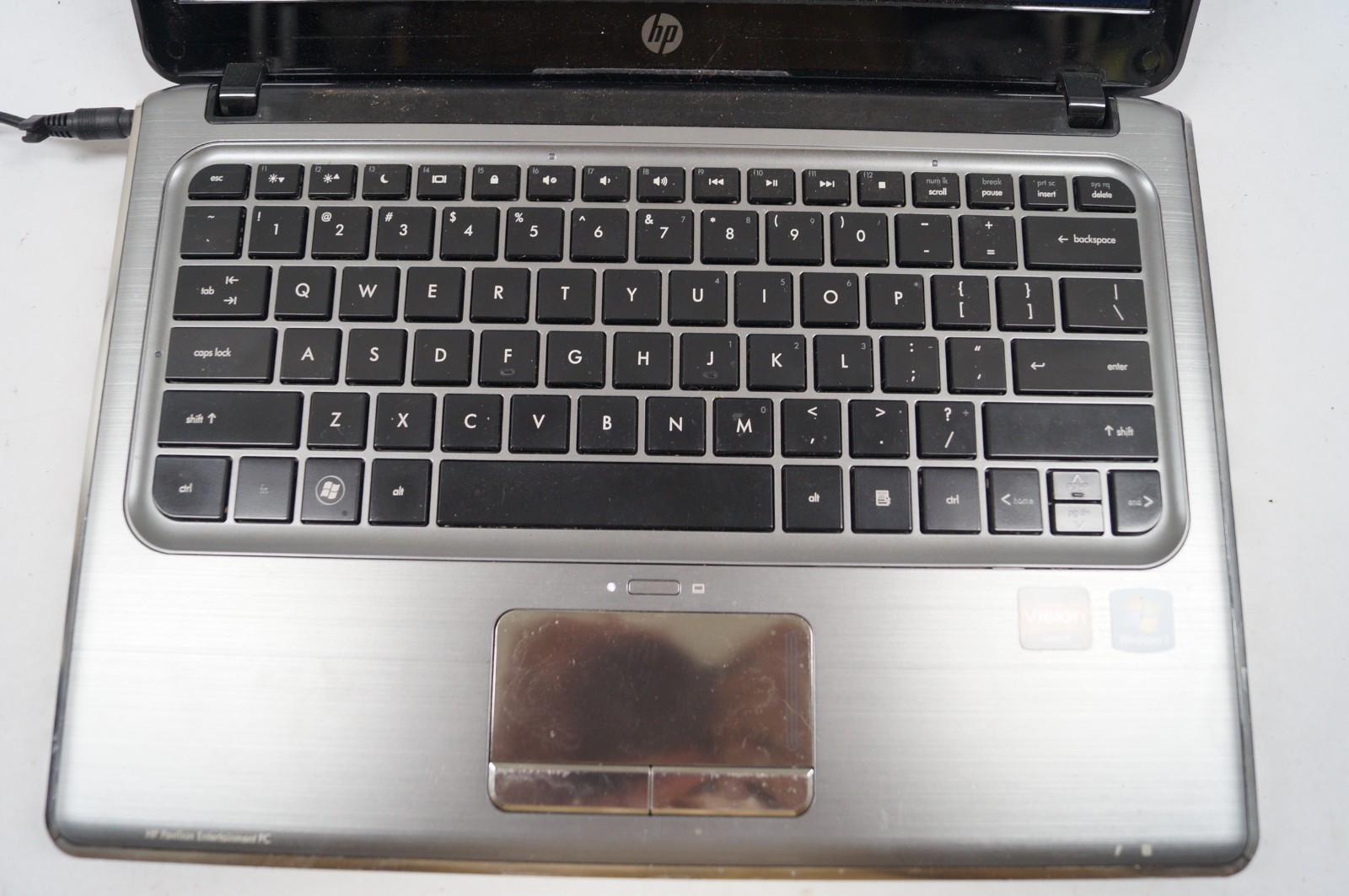 HP PAVILION DM3 13.25″ 1.6MHz 4GB Mem Win7 No HD Missing Bottom Cover PoR E112