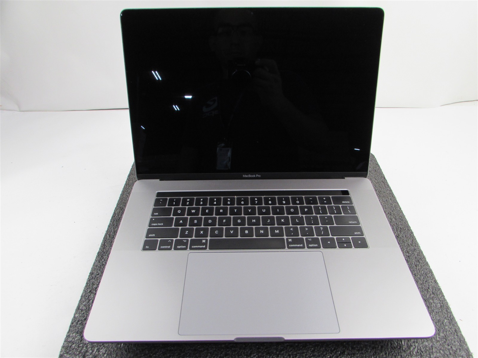APPLE MACBOOK PRO A1707 2880X1800 I7-7700HQ 256GB SSD 16GB RAM AMD GPU NO O.S