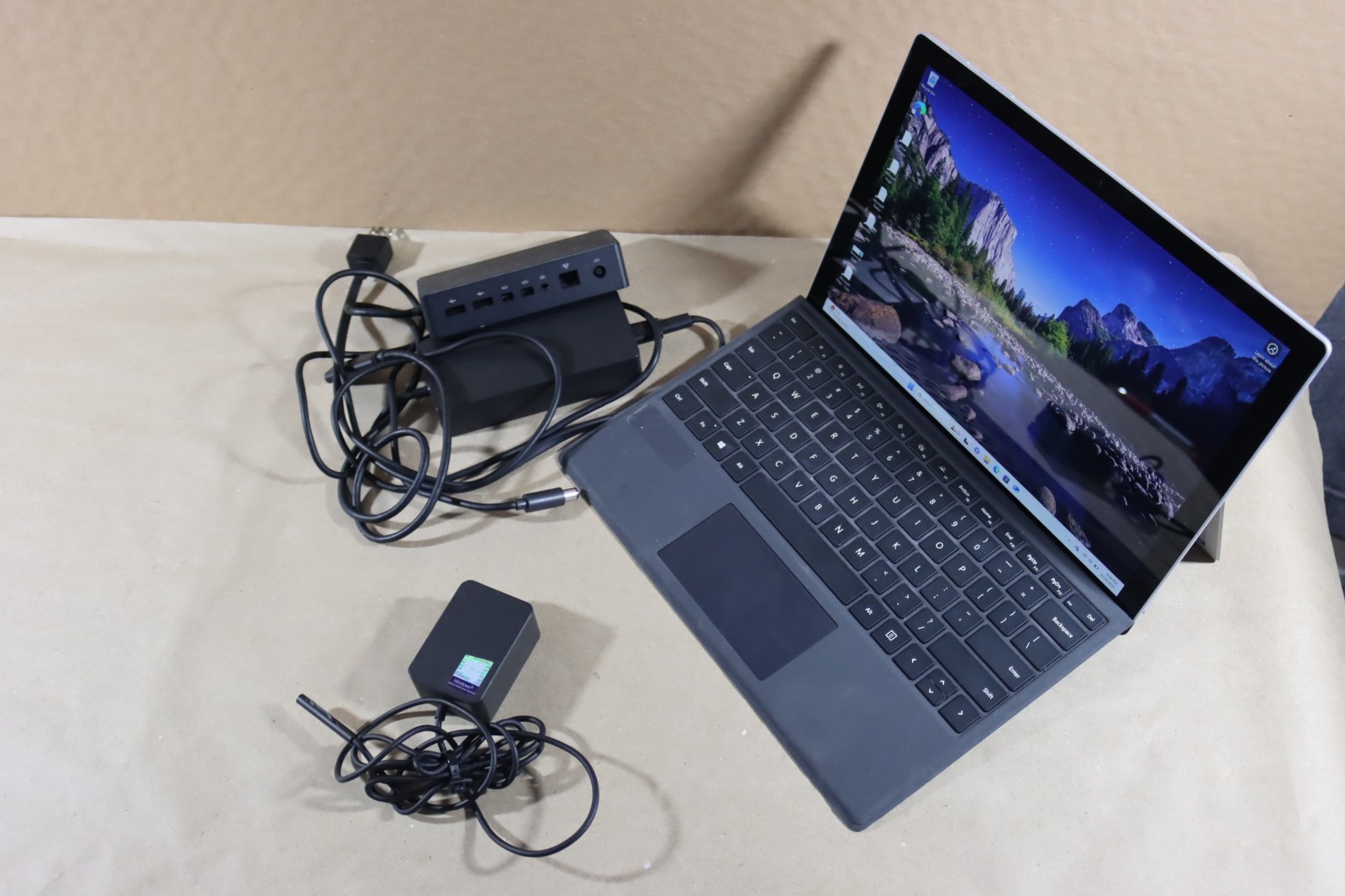 Microsoft Surface Pro 5 i5-7300U 8GB RAM 256GB Wi-Fi + Cellular / LTE