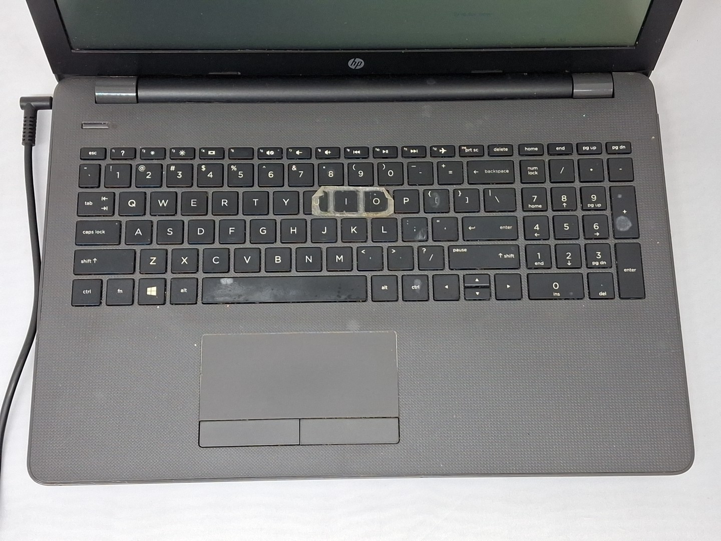 HP 250 G6 – i5-7200U – 8GB, 256GB, Windows 11 – bad key, loose hinge
