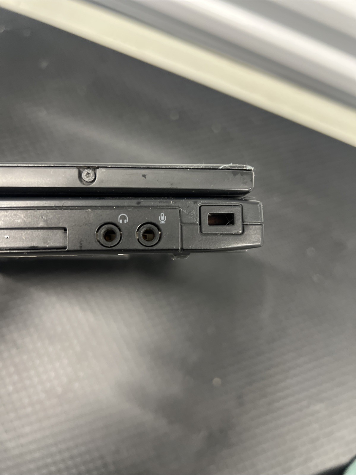 Dell Latitude XT2 12.1″ Core 2 Duo U9400 1.4Ghz 1 GB RAM NO DRIVE 2-in-1 AS IS!!