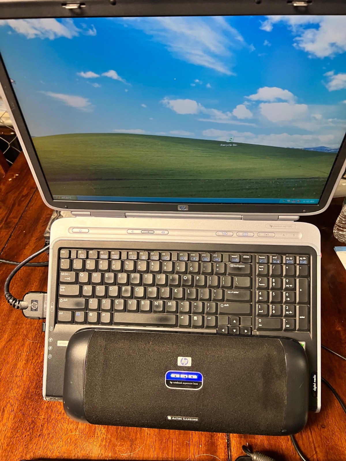HP Pavilion zd7000 17in Intel P4 2.8GHz 512mb 80GB Win XP w/ Expansion Base
