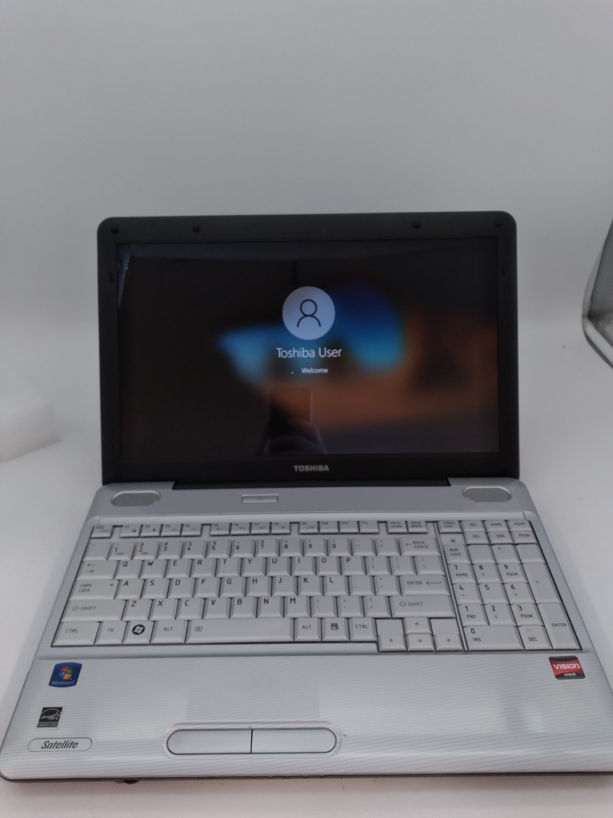 TOSHIBA Satellite L505D 15″ AMD Athlon M300 @ 2GHz 3GB RAM 320GB HDD Win 10 Pro