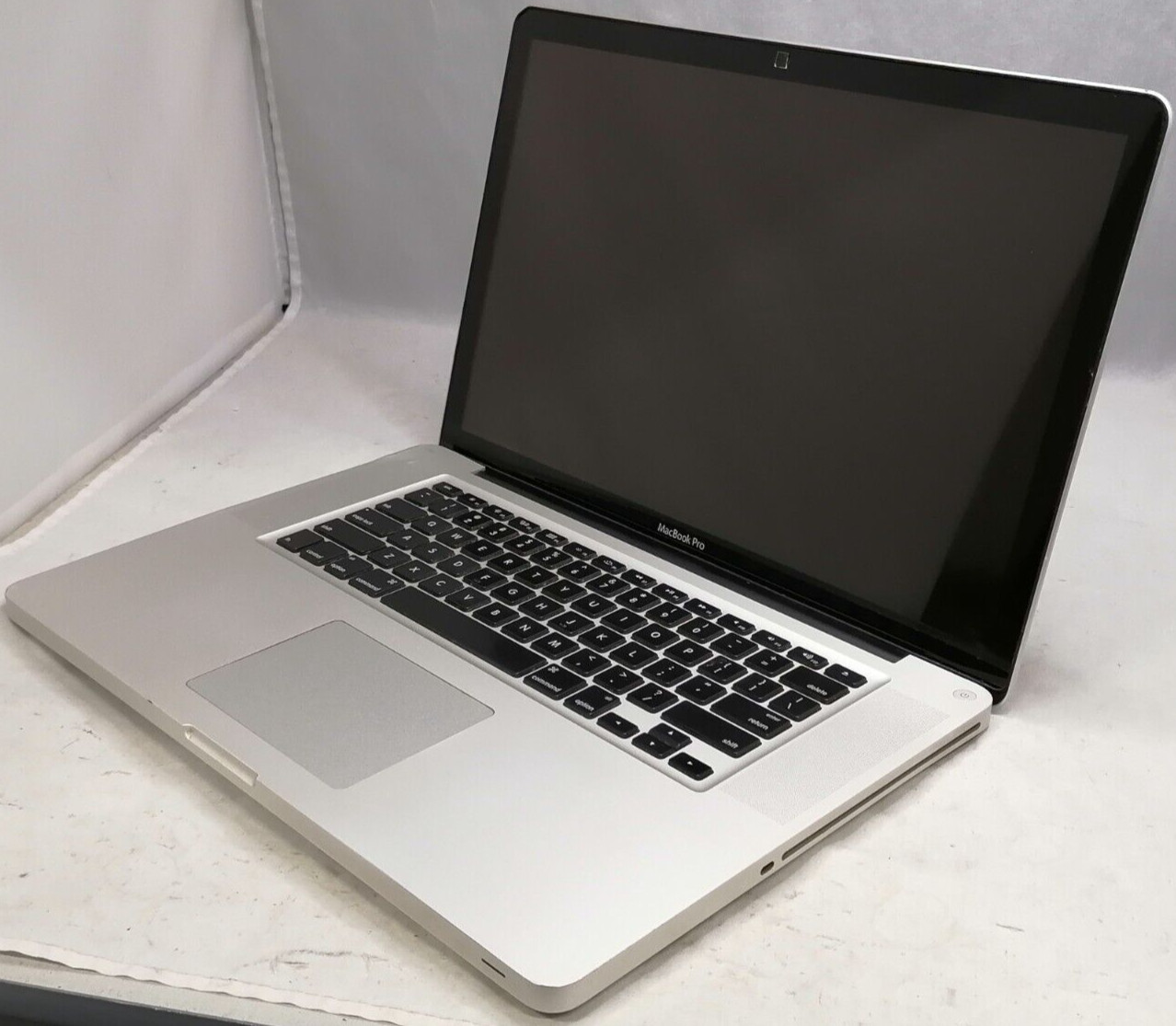 FOR PARTS 2011 15.4″ Apple MacBook Pro A1286 (i7-2675QM/4GB RAM/NO HDD)