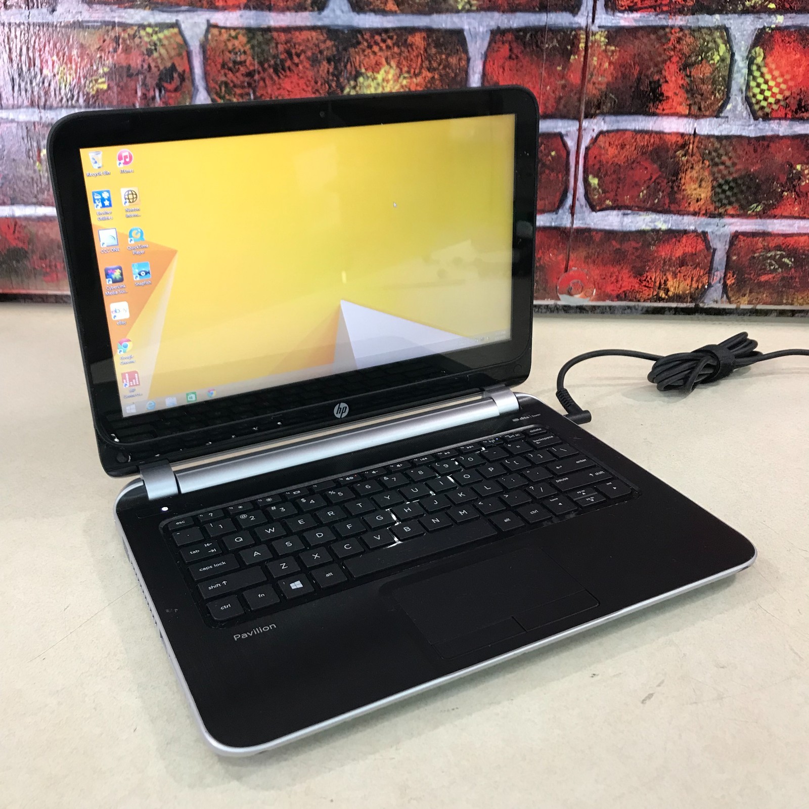 HP Pavilion 14″ Retro Gaming Laptop AMD A4-1250 1.00GHz 1GB RAM (Windows 8.1)