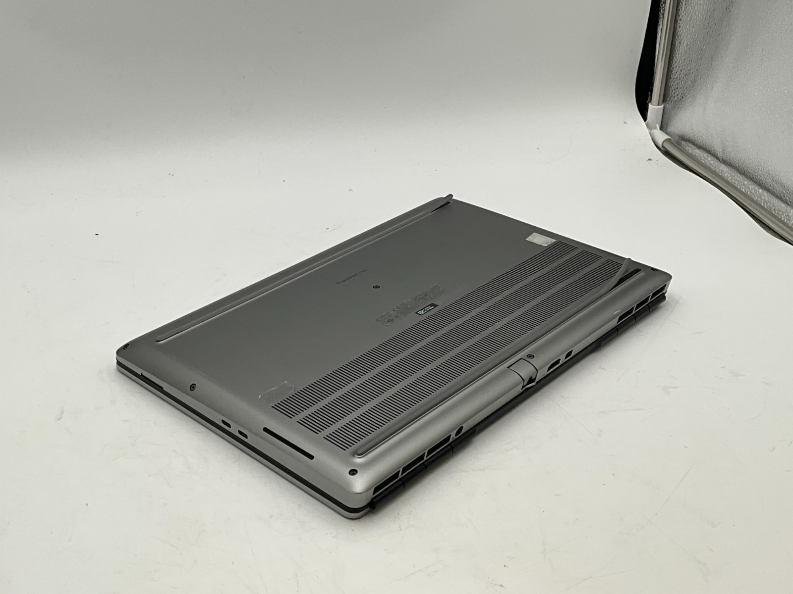 DELL Precision 7560 i7-11850H 2.50 32GB 1tb T1200 15.6″ WIN11 *read* 42TQ2J3