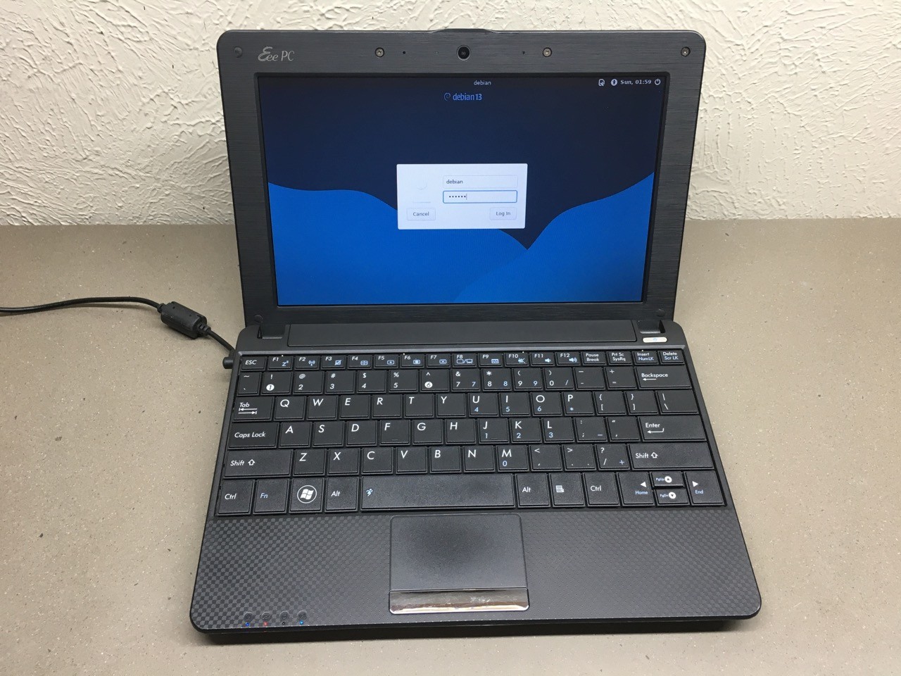 🤖 ASUS Eee PC 1001px 10.1″ LCD 1GB 1.66GHz Intel ATOM N450 160GB HD Debian 13