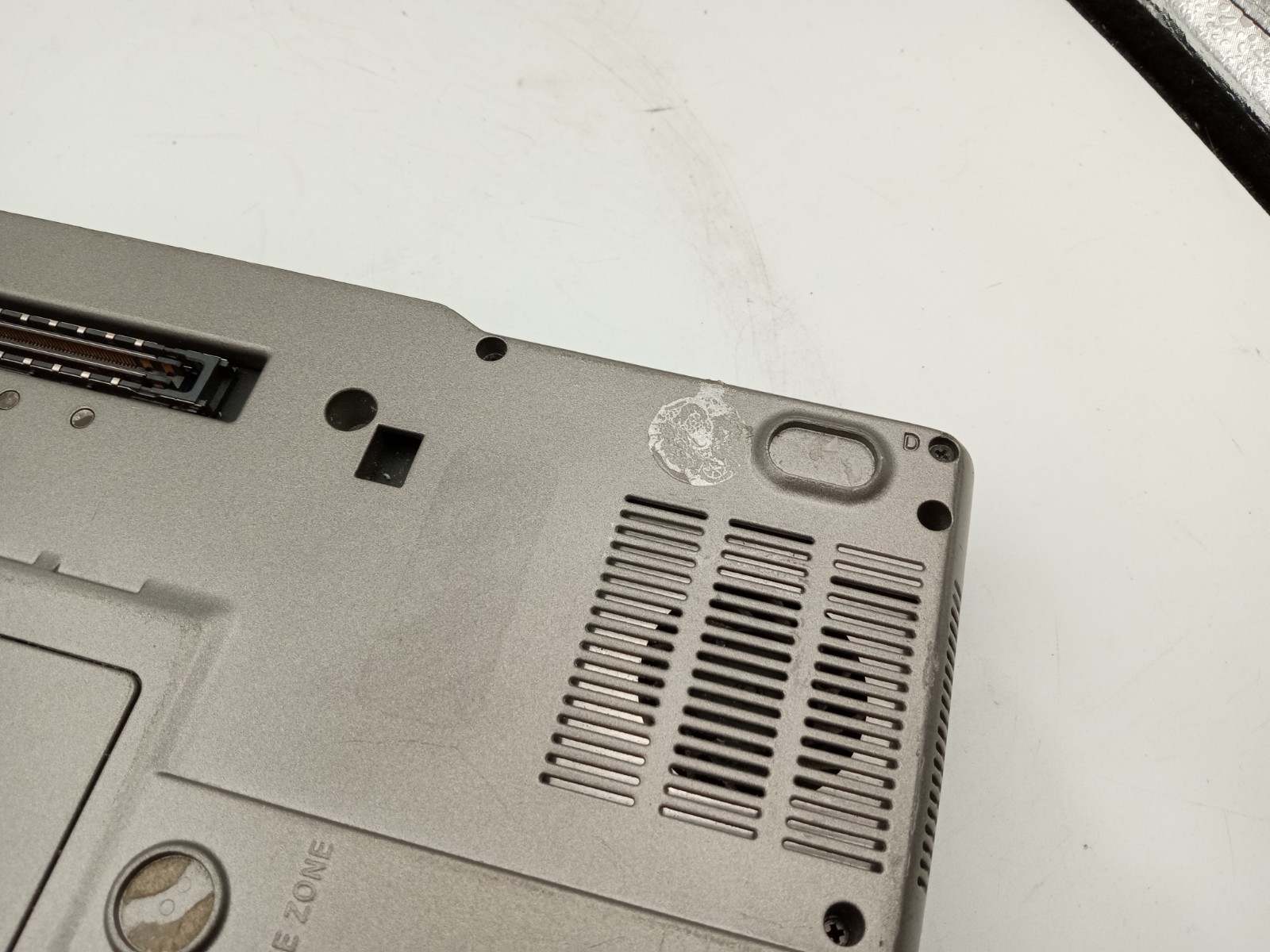 Dell Latitude D810 Intel Pentium 2GB RAM 30GB HDD Windows XP – READ -RR