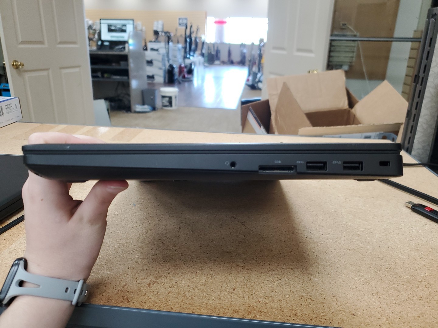 Dell Latitude E5570 15.6″ (500g SSD, Intel Core i5 6th Gen., 8GB) 042026-2