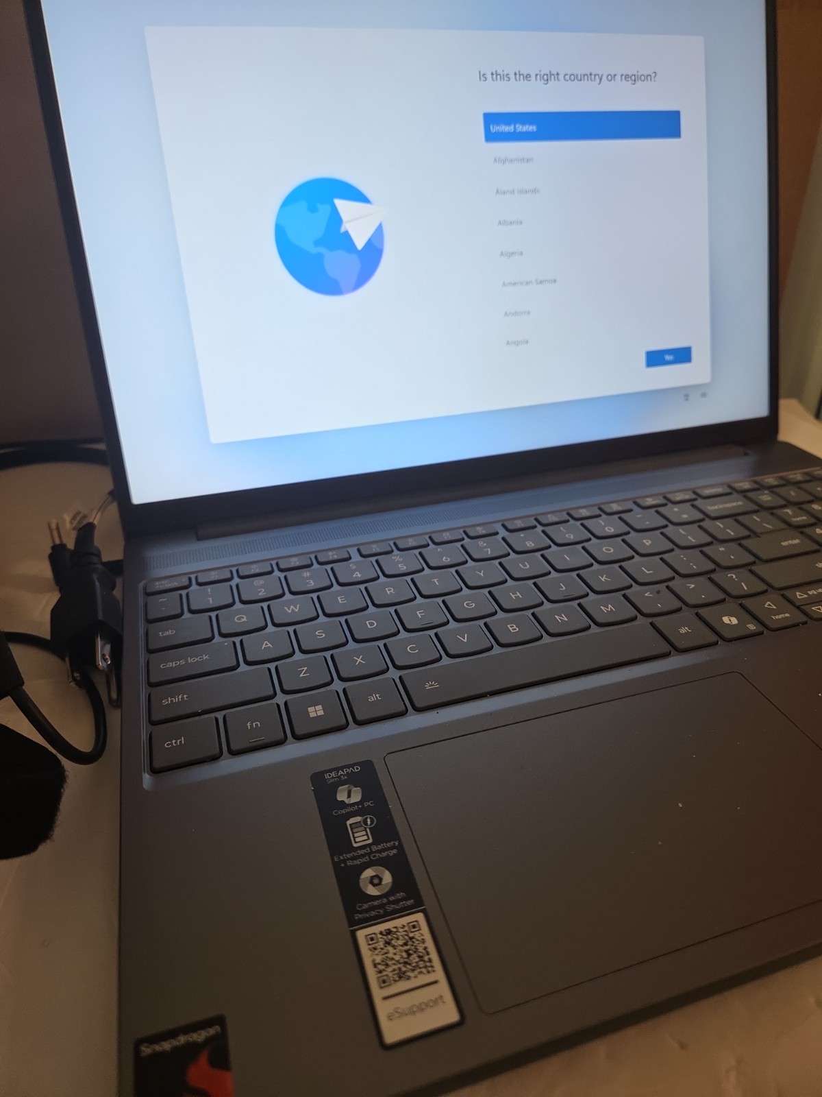 Lenovo IdeaPad Slim 3 15Q8X10 15.6″ Snapdragon X X1-26-100 2.9GHz 16GB RAM 256GB