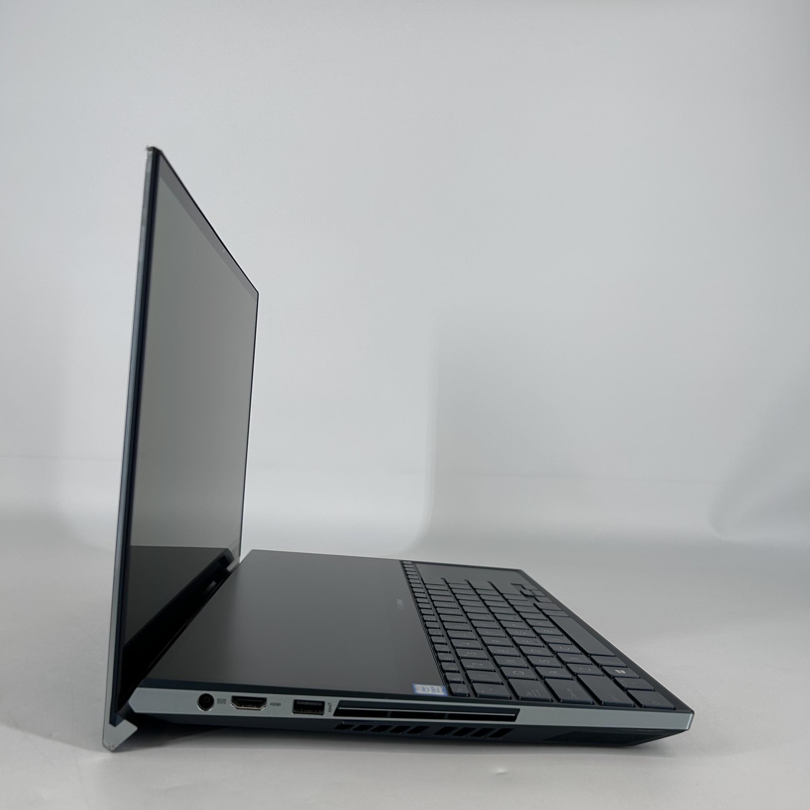 Asus Zenbook Pro Duo 15 4K TOUCH 2.4 GHz i9-9980HK 32GB 1TB SSD RTX 2060 Good