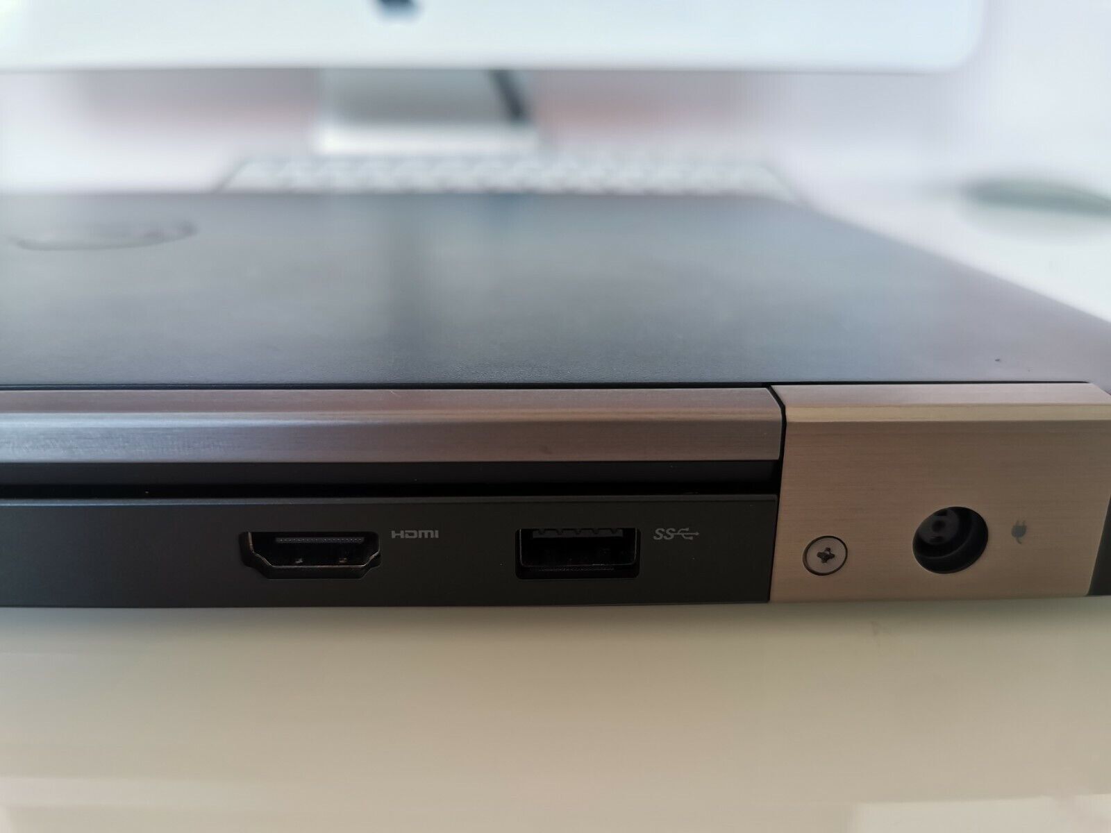 Gaming Dell 3510 i7-6700MQ AMD R9 M360 16GB/256GB SSD CAME 15.6 inch FHD Win 10