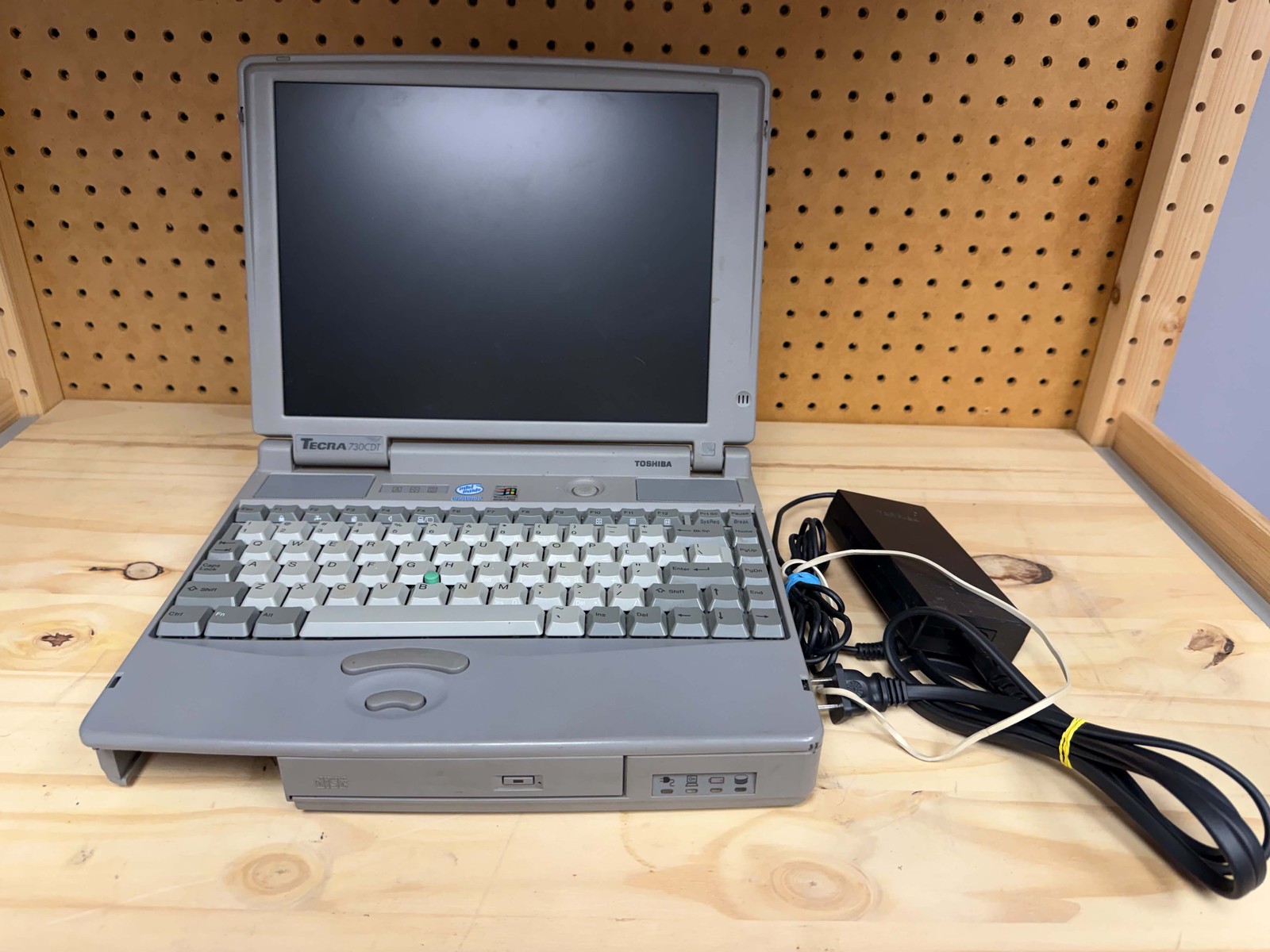 Toshiba Tecra 730CDT Vintage Laptop Notebook 1842