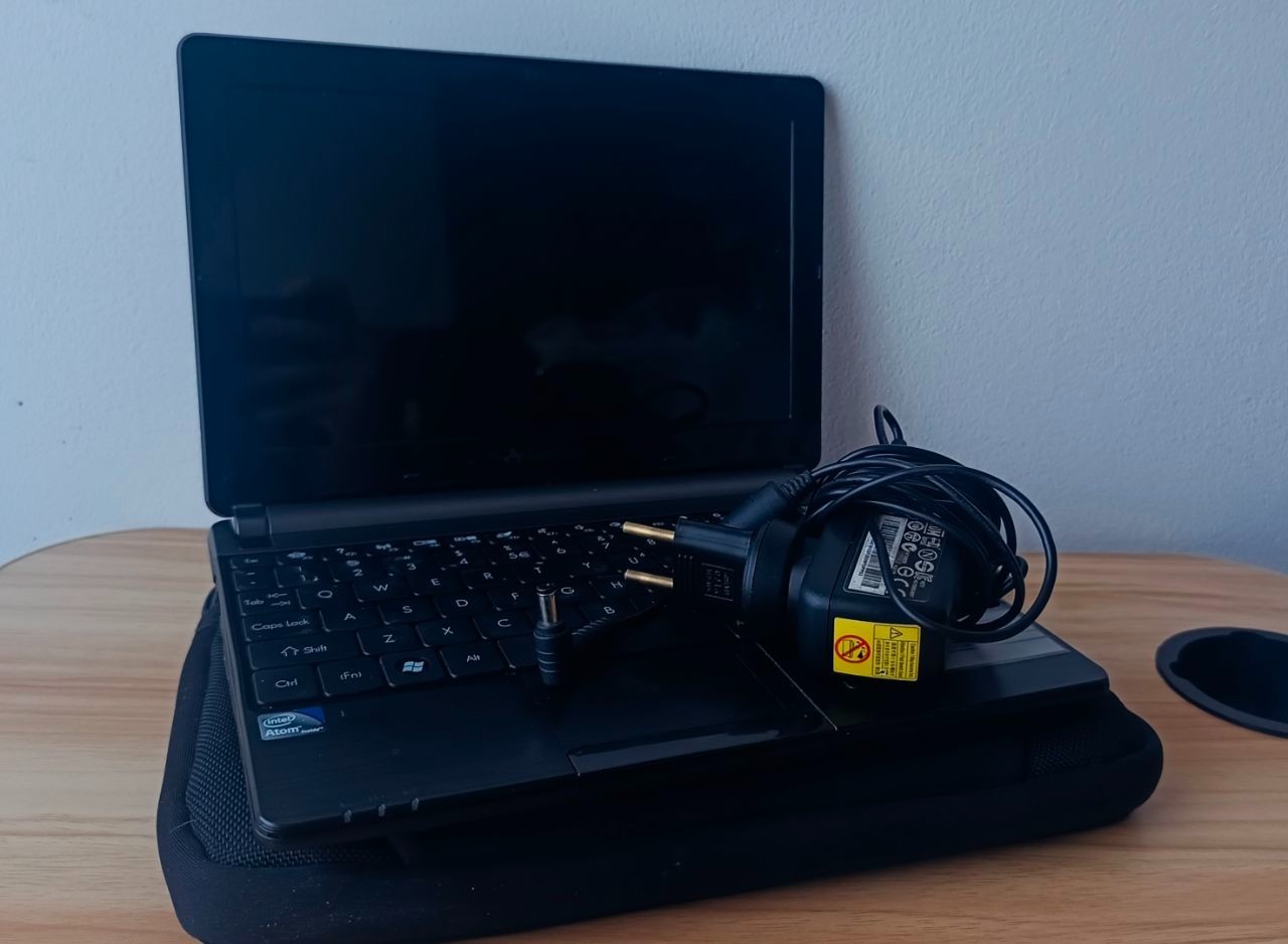 Gateway LT4004u laptop/ Netbook + charger + carrying case