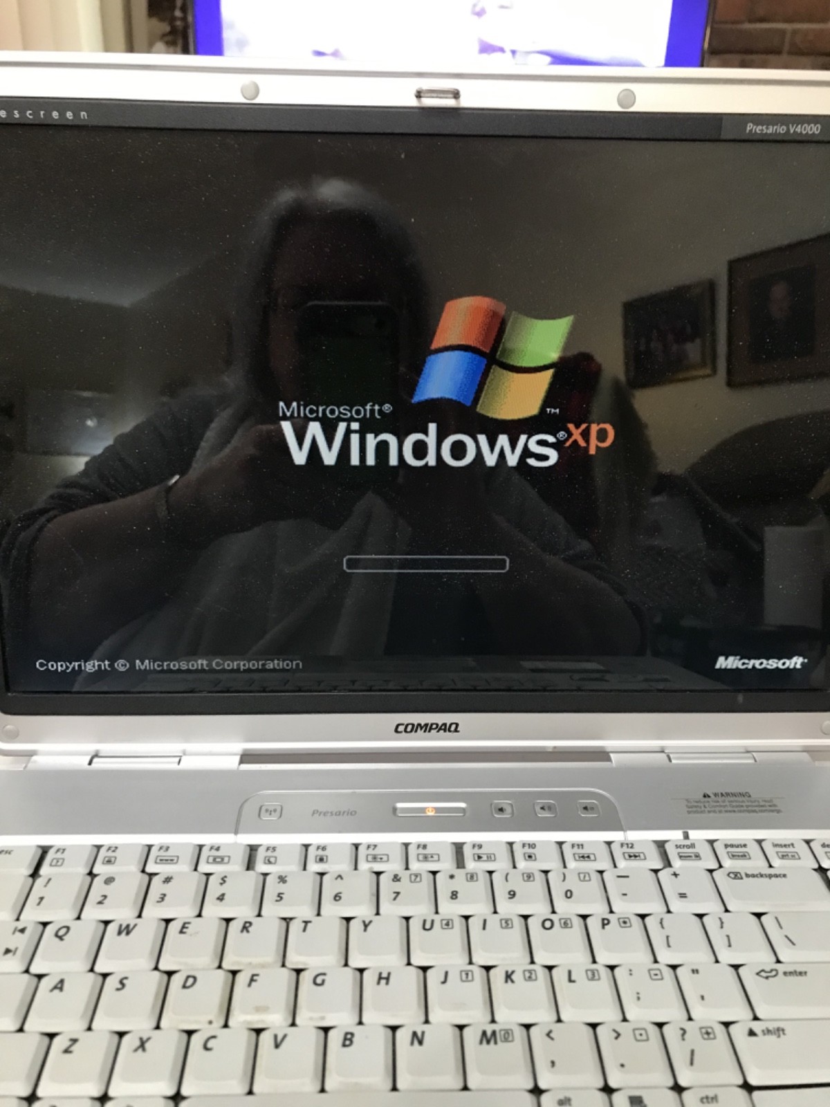 COMPAQ PRESARIO V4000 WITH CHARGER AND MANUAL AND EXTRA DISC DRIVE
