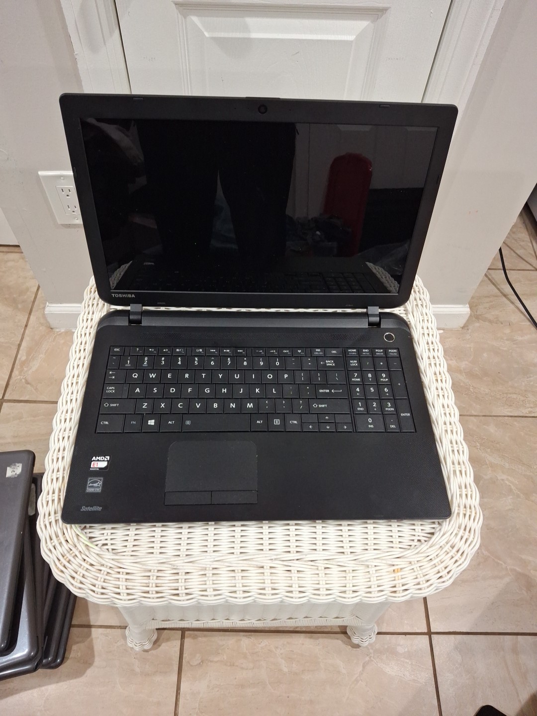 TOSHIBA Satellite C55D-A5163 AMD E1-2100 APU with Radeon HD Graphics @ 1.00GHz