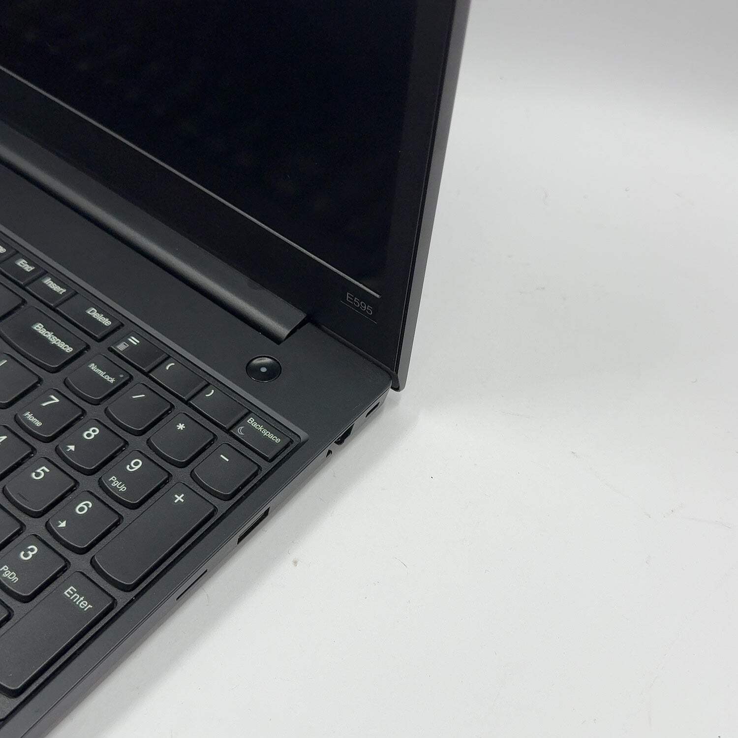 Lenovo Thinkpad E595 15.6″ Ryzen 5 3500U 2.1GHz 8GB RAM 256GB SSD Stickers
